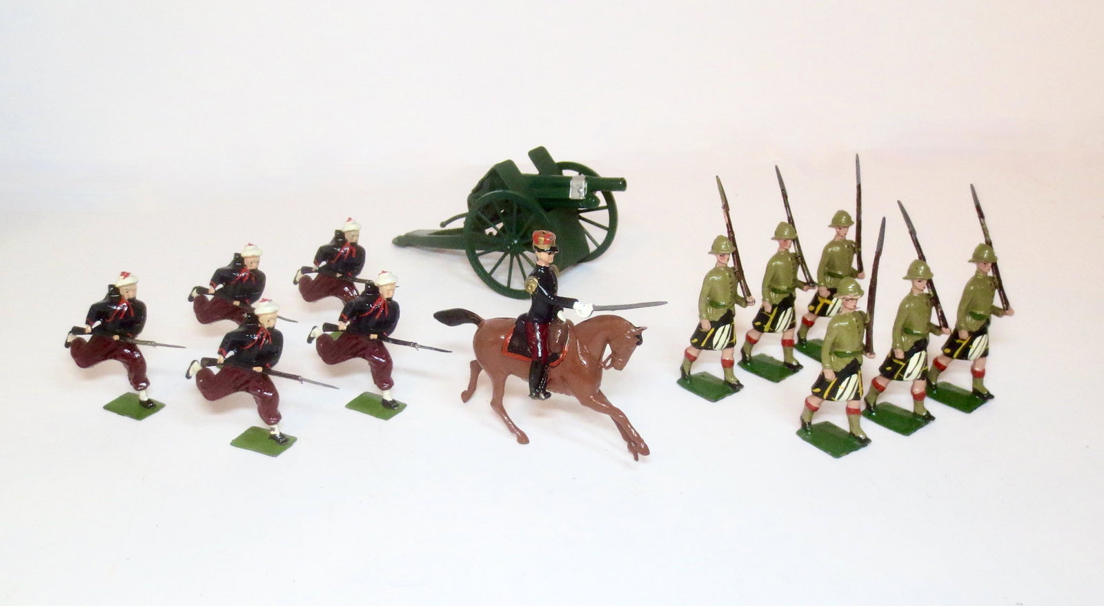 Britains Assortment: Post war issue. Zouaves #142, Capetown Highlanders #1901, and Royal Artillery Gun #1292. 13 pieces. Near mint to excellent condition. Unboxed.