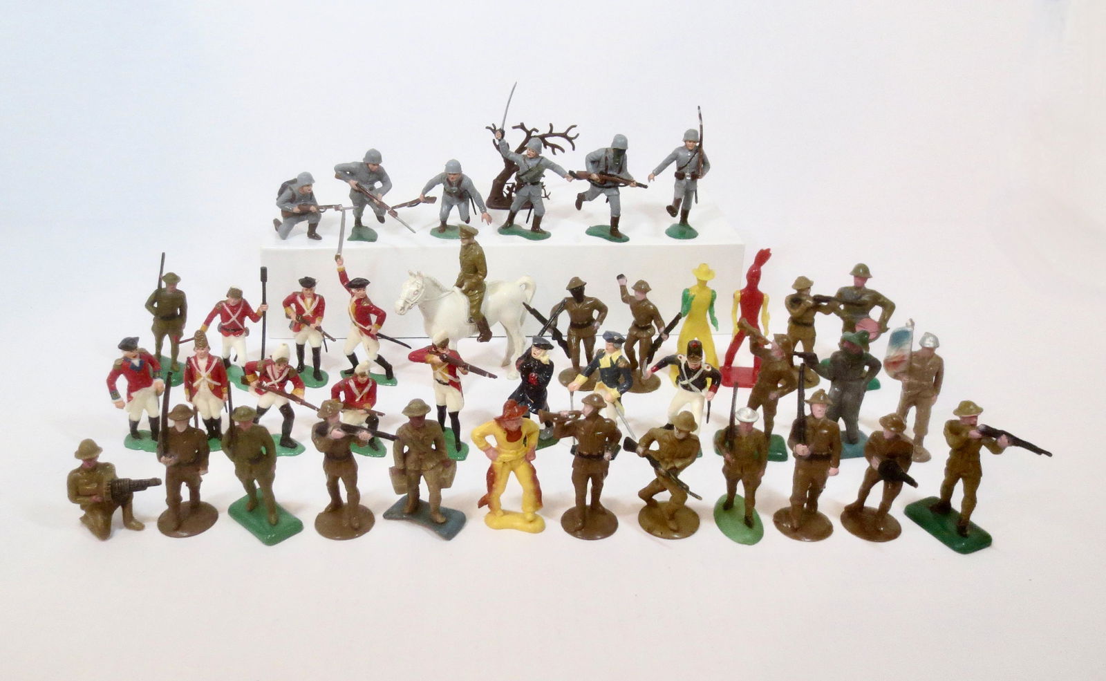 Large Lot of Plastic Soldiers (1 of 1)