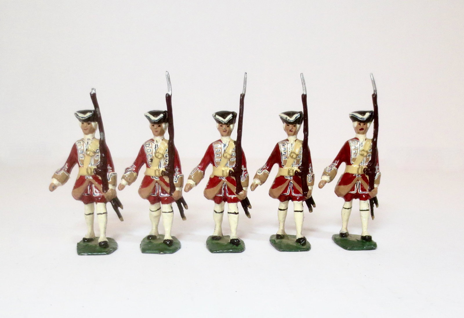 Carman Marching Infantry in Tricorn Hats: 5 pieces. Excellent to very good condition (one missing bayonet). Unboxed.