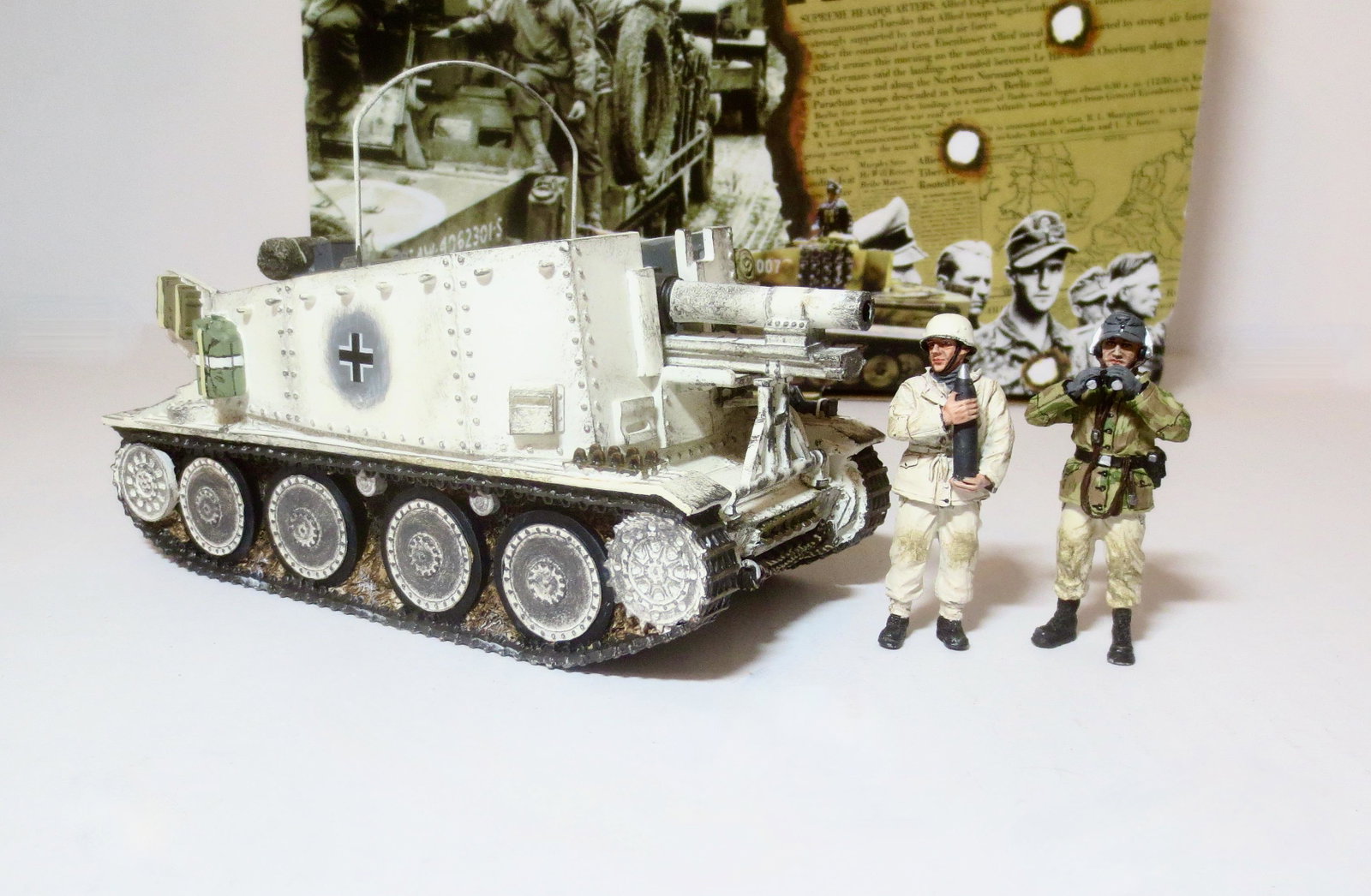 King & Country #BBG001 The “GRILLE”: Self Propelled Gun. Mounted on a Czech 38T tank chassis this 10.5cm howitzer was a useful addition to the Nazi arsenal. Painted in a white–washed camouflage scheme this model comes with 2 crew figur