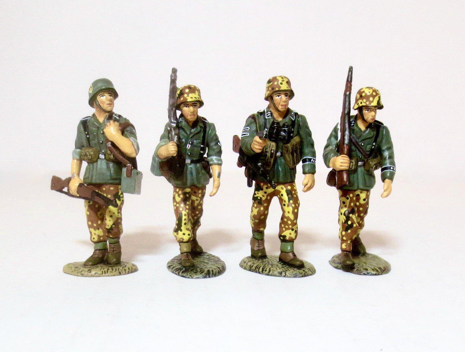 King & Country #WS008 Panzer Grenadiers: Gloss finish. Retired set. 4 pieces. Near mint condition. Unboxed.