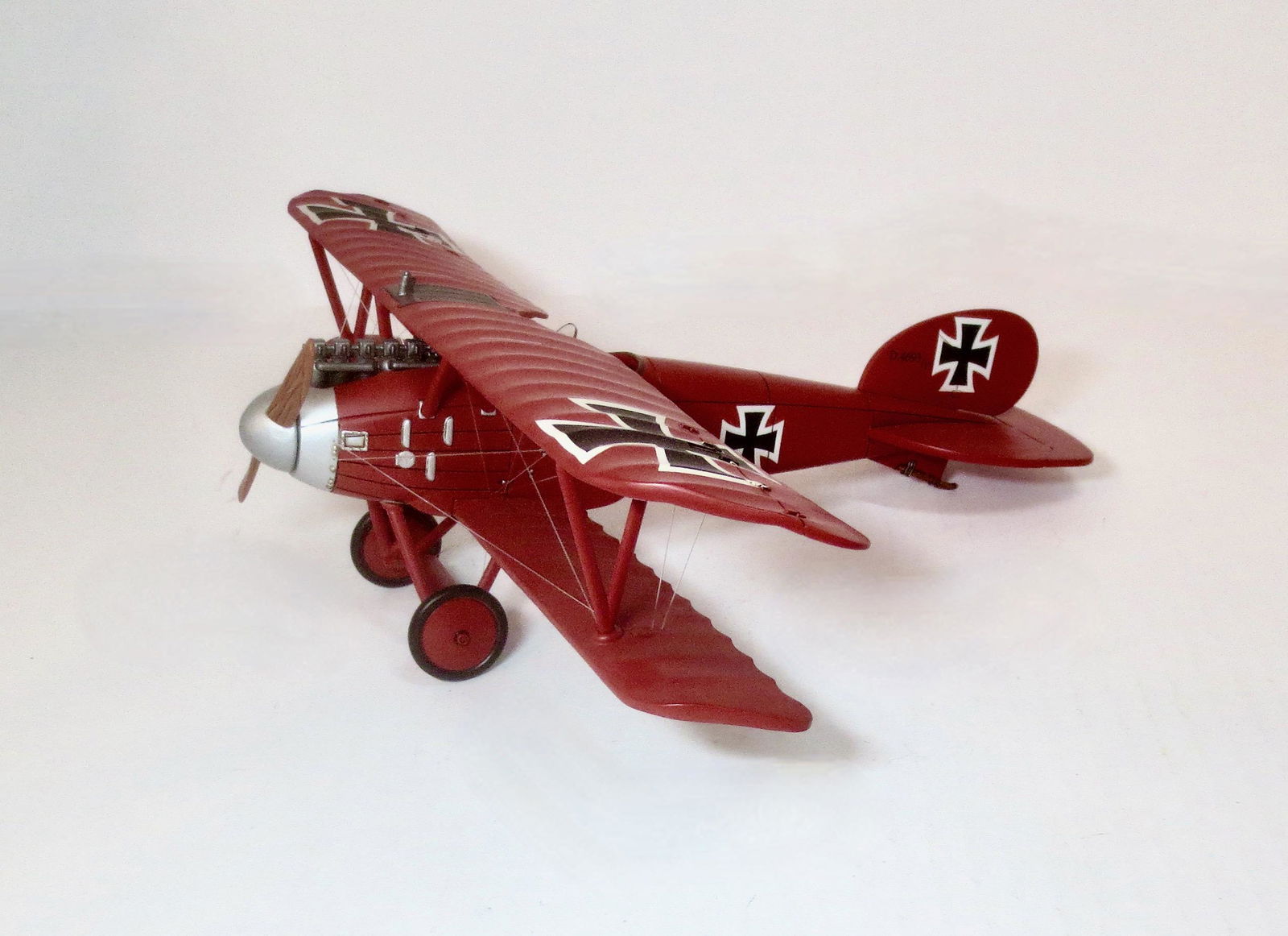 King & Country #FW098(S) Albatross DV: Although Manfred Von Richtofen (The Red Baron) is usually pictured in his famous all red-Fokker Tri-plane, he originally achieved fame flying an all-red Albatross like this one. Retired. 2 pieces. Exc