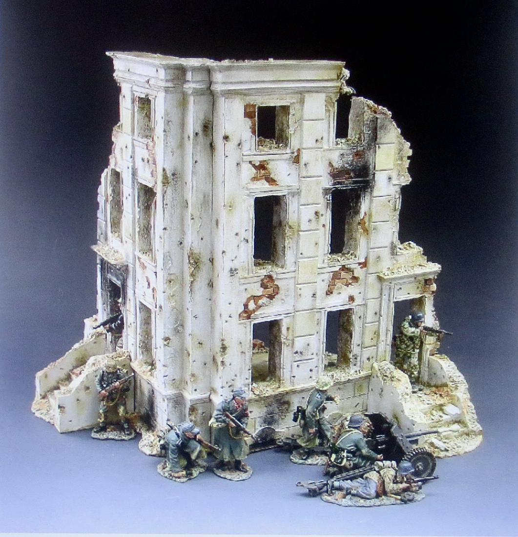 King & Country #SP014 "Berlin Tenement": 3-storey diorama. NEW in the box. Retired. Figures not included. Box excellent.