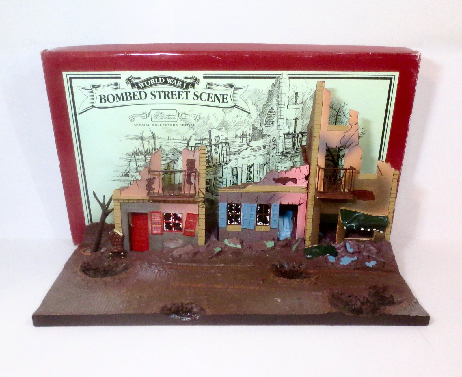 Britains #00159 WWI "Bombed Street Scene": 6 pieces. Fair condition (missing figures). Box fair, with top corner splits.