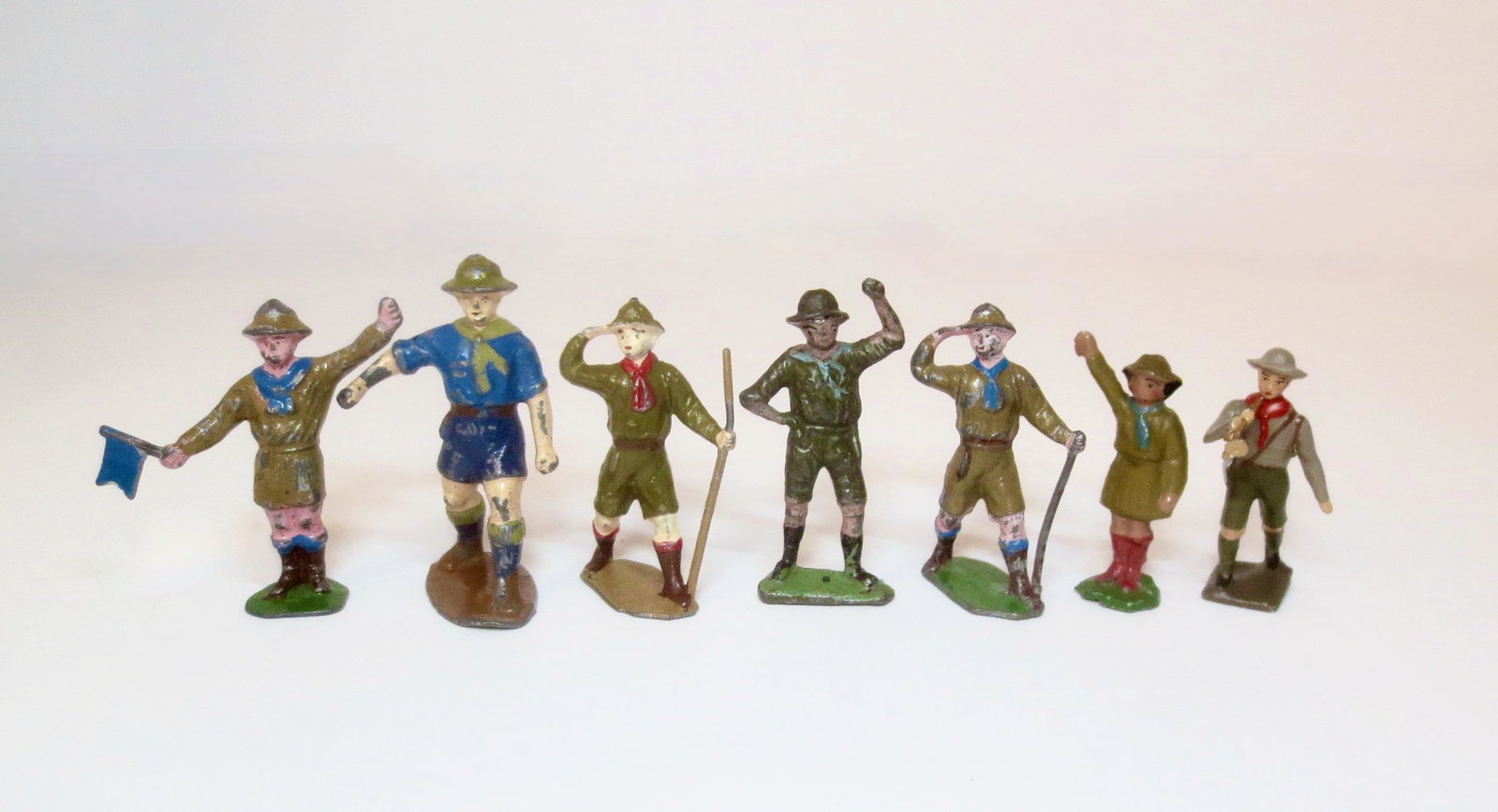 French Hollowcasts Boy Scouts & Girl Guide: Includes; Mignot bugler, 3 marching Boy Scouts, (one with staff), Girl Guide with hand raised, Boy Scout signaler, and Boy Scout with pole missing. 7 pieces. Condition very good to good. Unboxed.