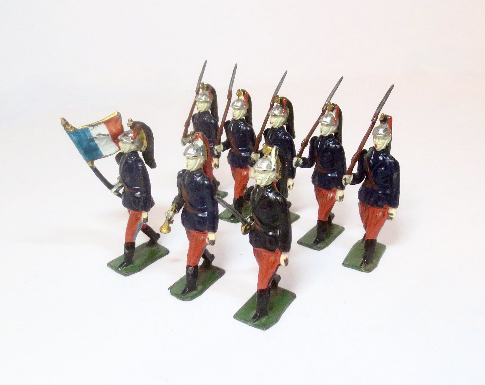 Charles Silvester, (CS) French Cuirassiers: On foot, with officer, bugler, and flag bearer and men. 8 pieces. Condition excellent. Unboxed.