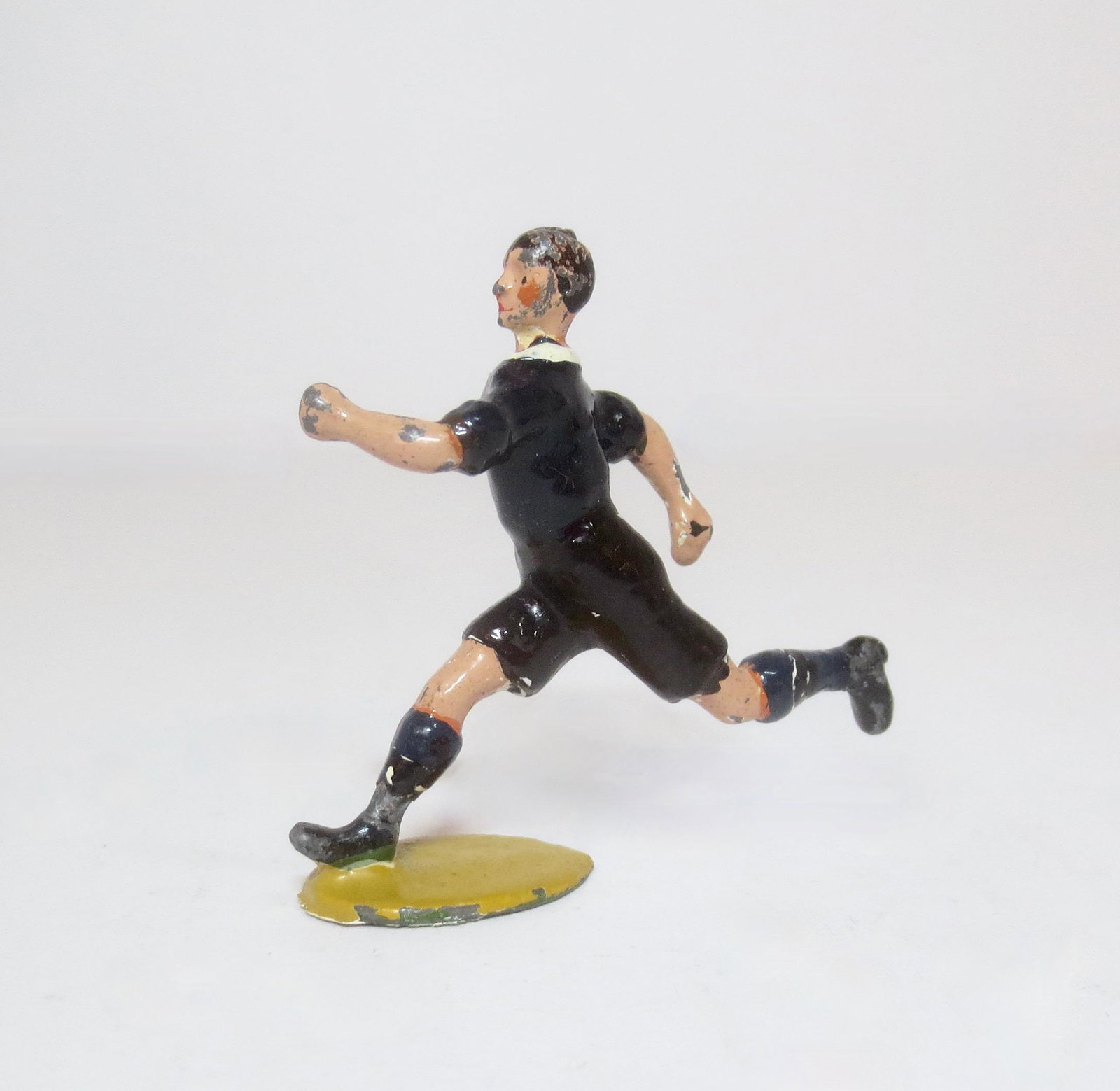 Britains RARE All Black's Rugby Player: EXTREMELY RARE New Zealand All Black's Kicking Rugby player. It was exported to Walther and Stevenson Sidney Department Store. One figure. Excellent condition. Prewar. Unboxed.
