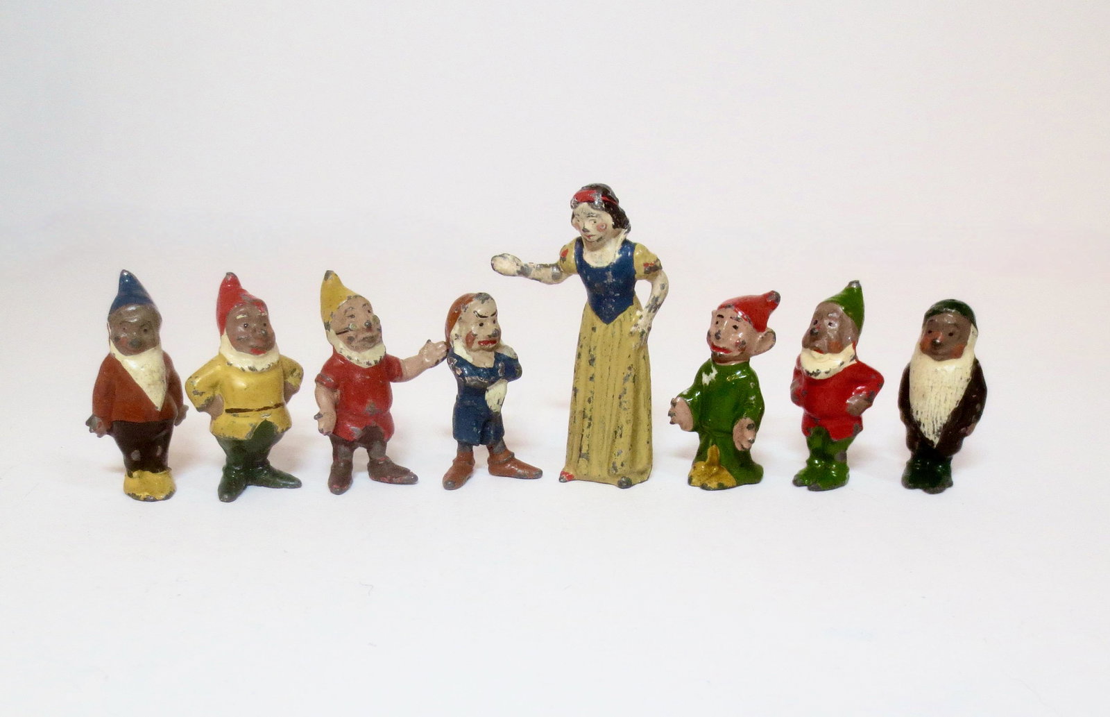 Britains Snow White and Seven Dwarfs: Pre war issue. Very good condition. Unboxed.