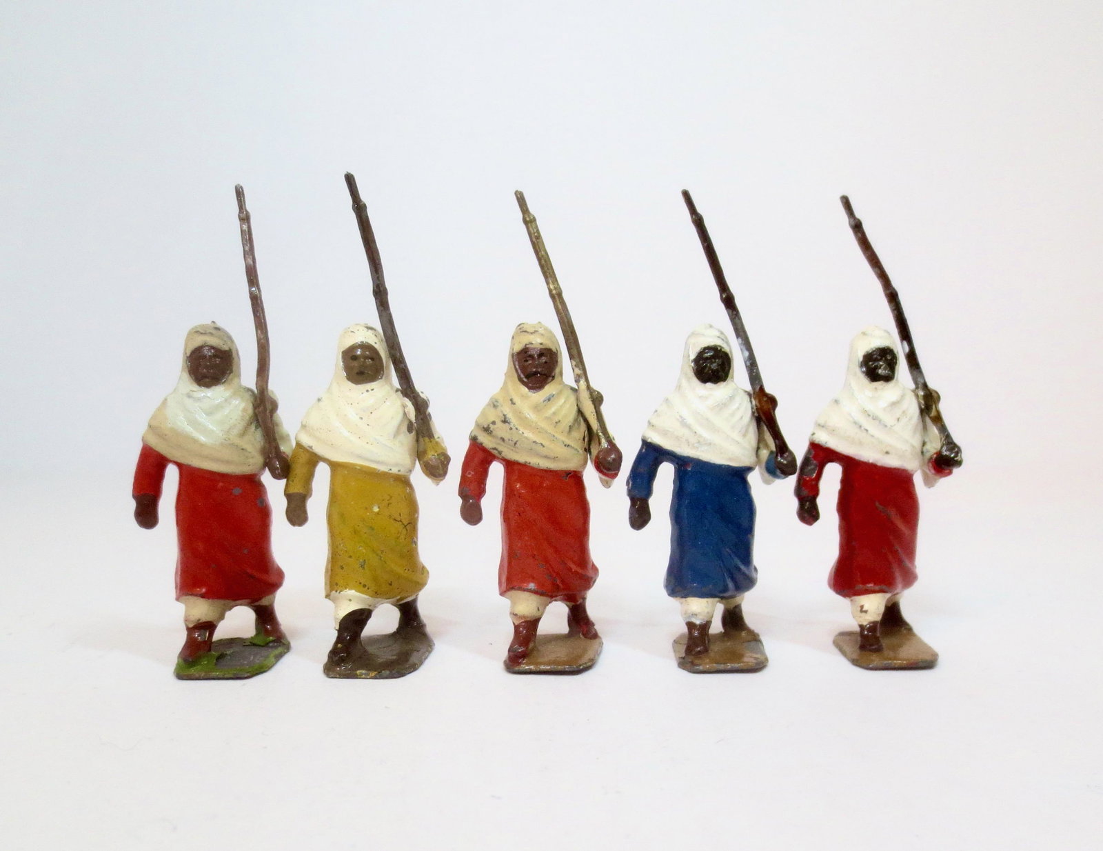 Britains From #187 Arabs of The Desert: Pre war and Post war issue. Mismatched paint and one with some retouching. 5 pieces. Very good to good. Unboxed.