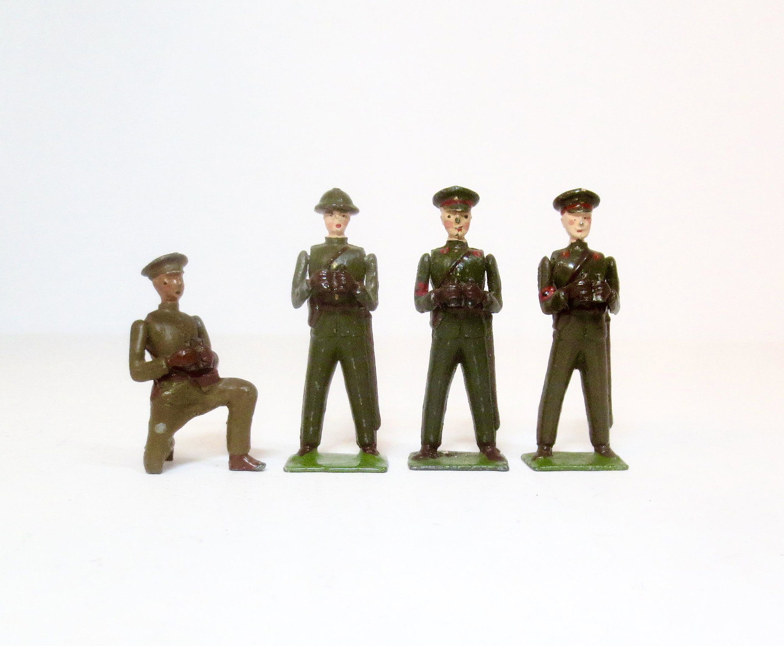 Britains Observers with Binoculars: Royal Artillery Gunner, Artillery Officer in shrapnel proof helmet, and two Officers in Peaked Caps with Binoculars. Pre and post war issue. 4 pieces. Excellent condition. Unboxed.