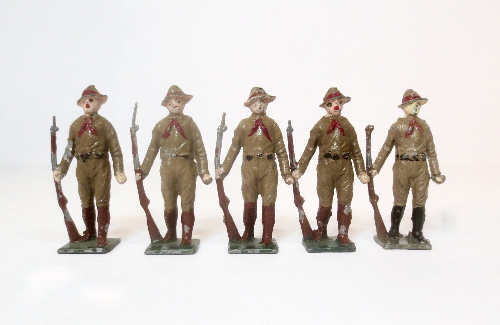 French Hollowcasts Boy Scouts With Rifles: 5 pieces. Condition very good. (3 bayonet ends missing). Unboxed.