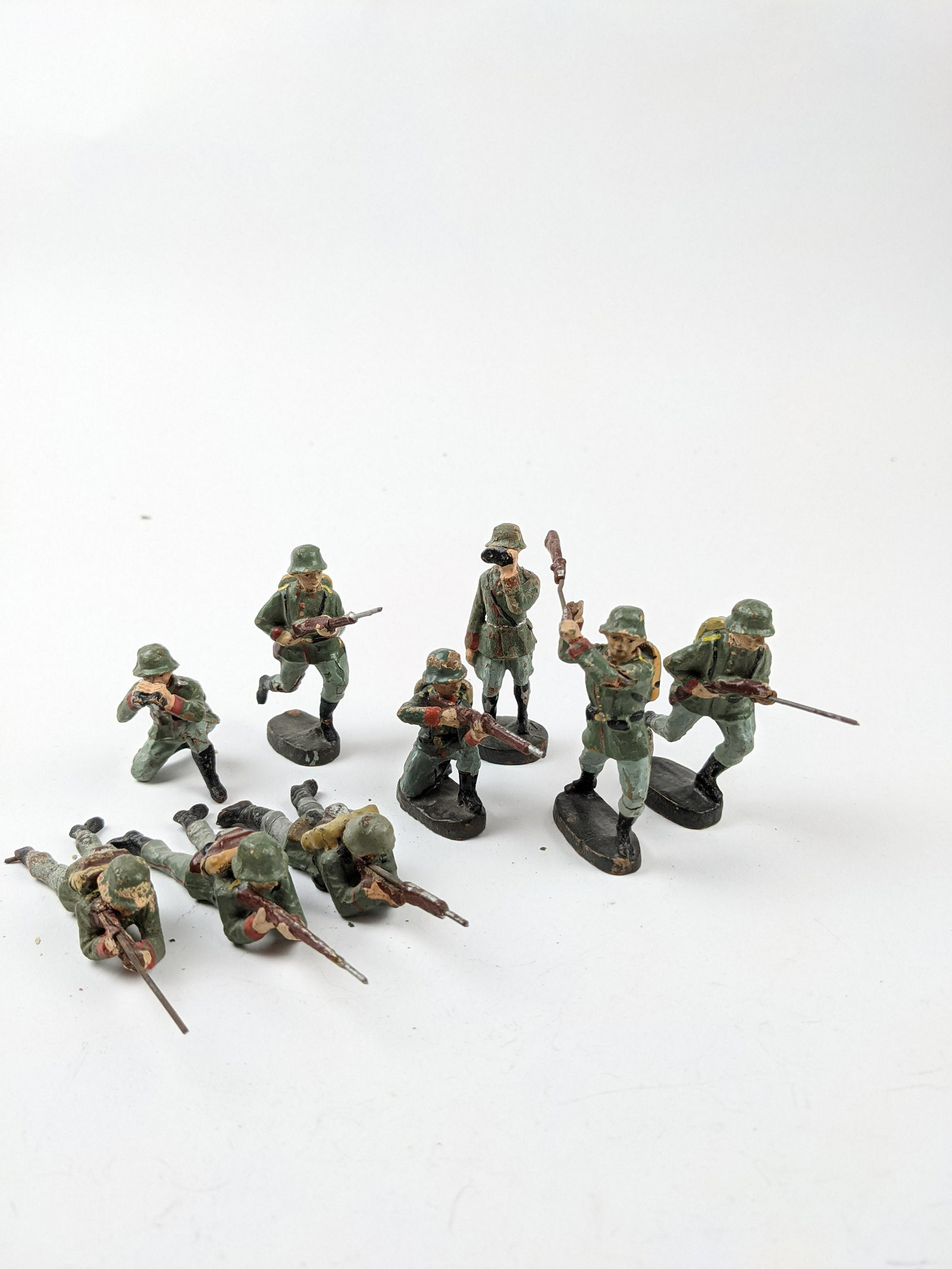 Lineol 6, 5, 7cm German Firing & Action: 9 Pieces Condition Good To Very Good (1 Broken Gun) No Box