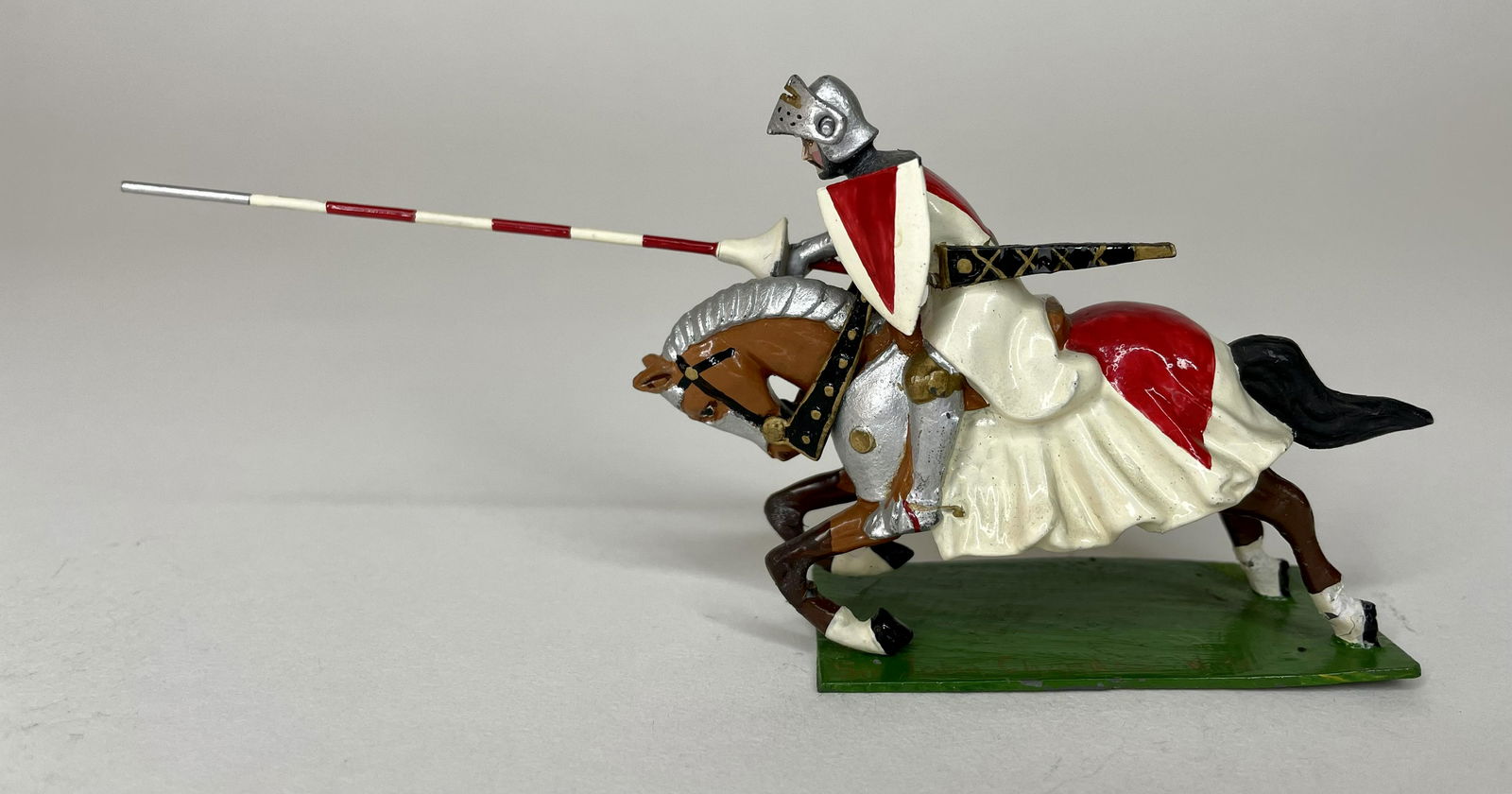 Courtenay H1 Sir John Chandos K. G.: Signed on base "Made in England by R. Courtenay" with moveable visor. 1 piece. Condition Excellent.