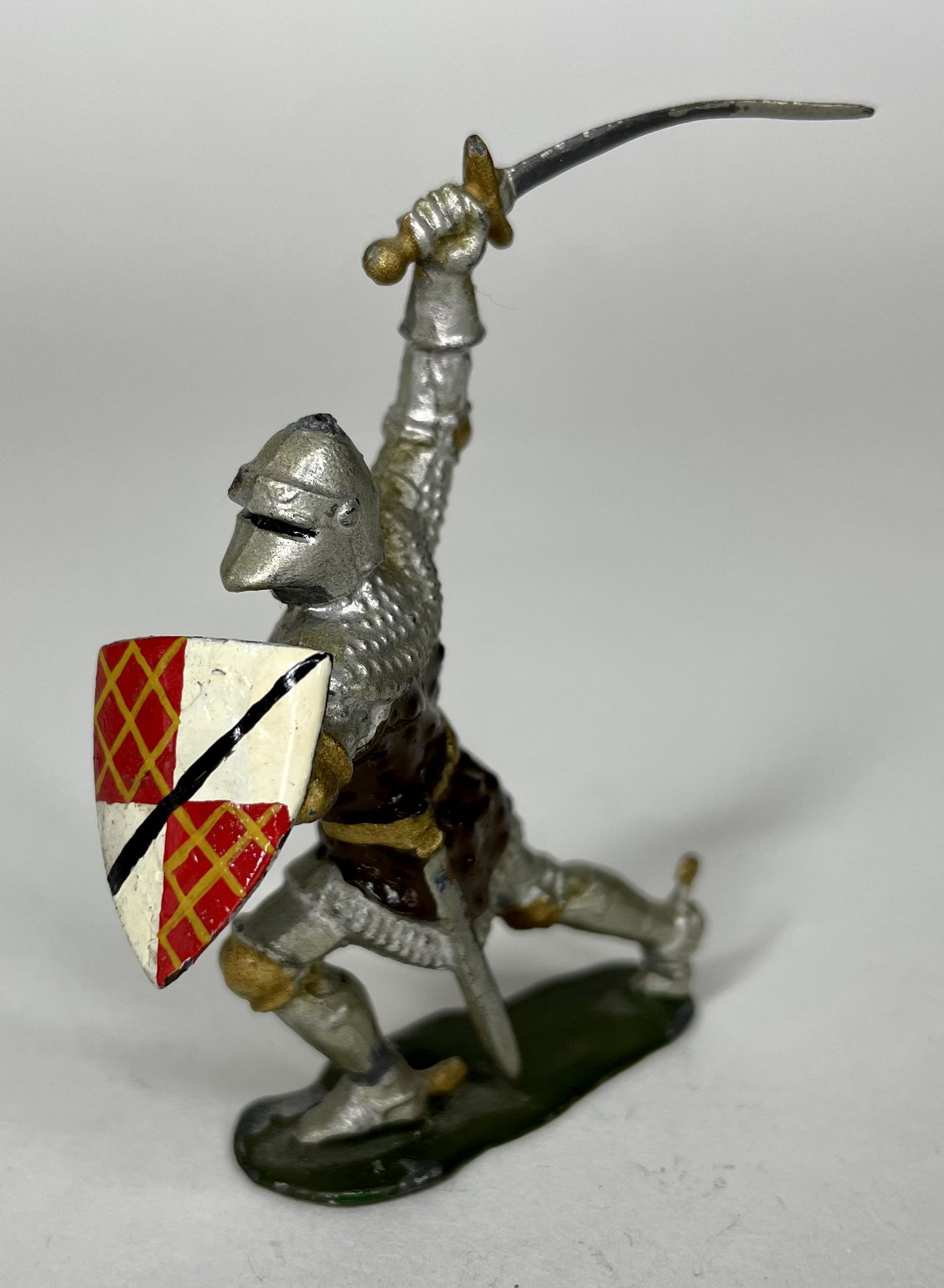 Selwyn Archer Britains Knight with Sword & Shield: Designed by Selwyn, manufactured by Britains and painted by acclaimed painter Laurence Archer. 1 piece. Condition Excellent.