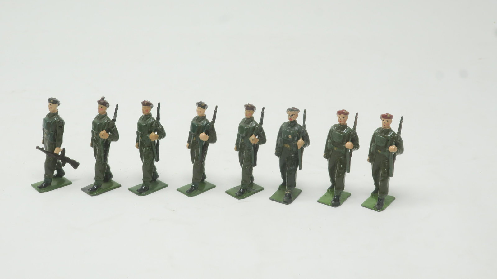 Britains Set #2010 Airbourne Infantry: marching slung rifles with bren gunner and officer (1959) good, 8 pieces, unboxed