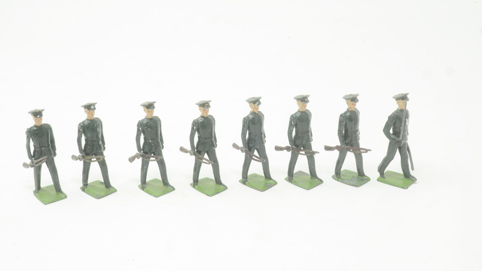 Britains Set #2091 Rifle Brigade: with officer at the trail, peak caps (1953) very good, 8 pieces, unboxed