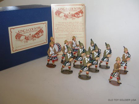 King and Country RARE GLOSSY Set PB 1K : Cameron Highlanders Foreign Service Dress Pipe Band with Original Box and Certificate #75/100 (1000). Six Pipers in Dark Shade Jacket, OOne Bass Drummer and Three Side Drummers in Lighter Shade Jacket