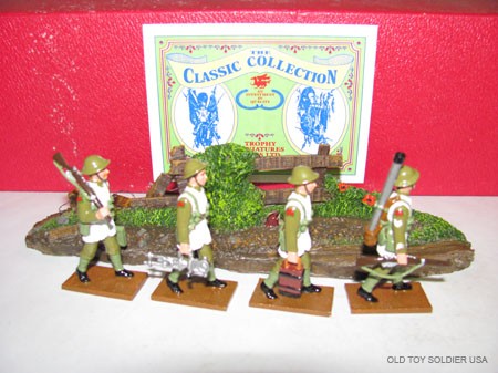 Trophy: WWI Set GW07 The Ladies from Nell: Set 2 Highlanders Tinhats @ Highlanders Bonnets German Trench 5 pcs. NM/M in Box,