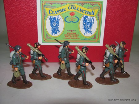 Trophy: WWISet of GW20 German Mosketen Squad: 3 men with Lewis Guns, 3 with Ammo Drums 6 pcs. NM/M in Box.
