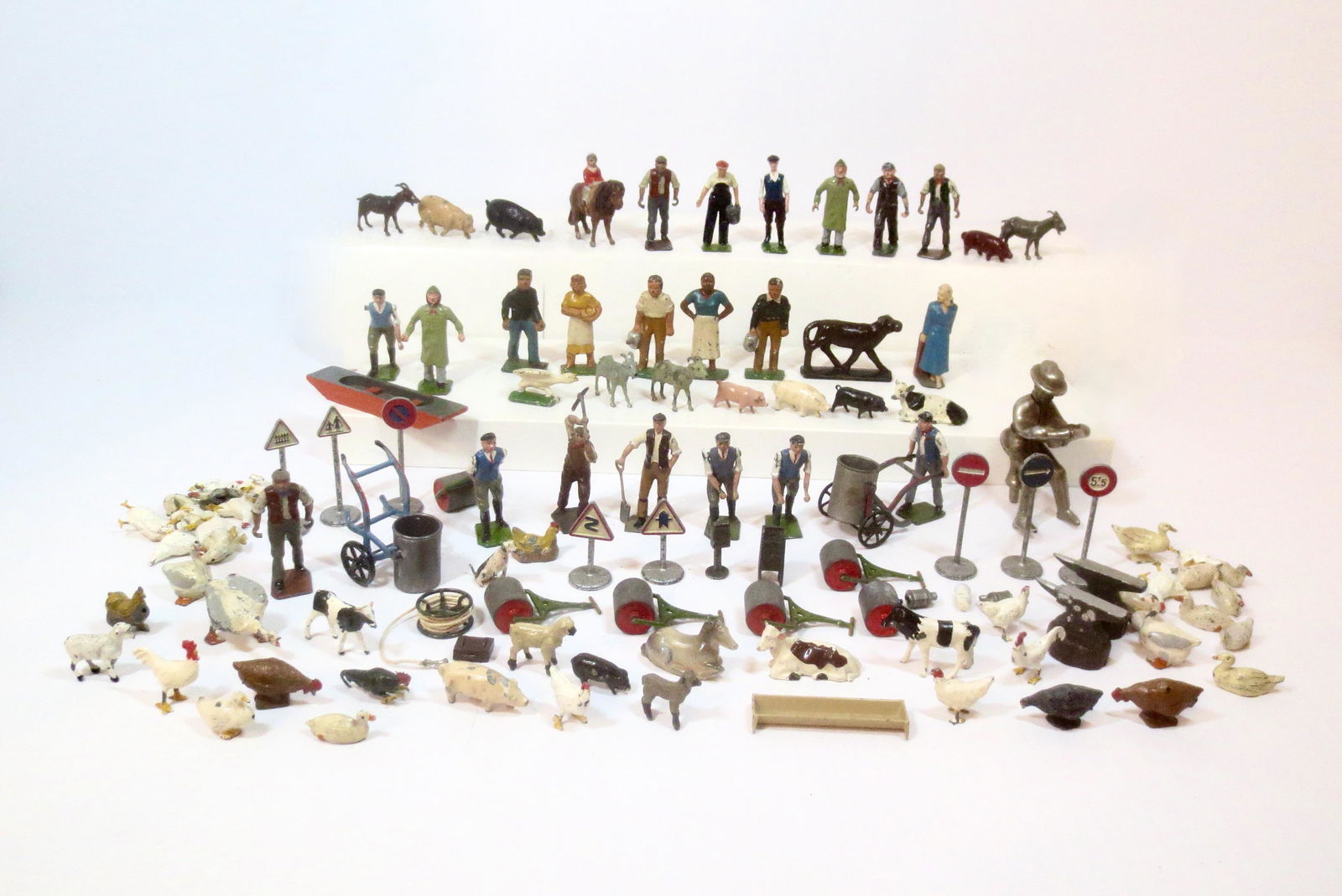 Civilian Figures & Accessories (1 of 1)