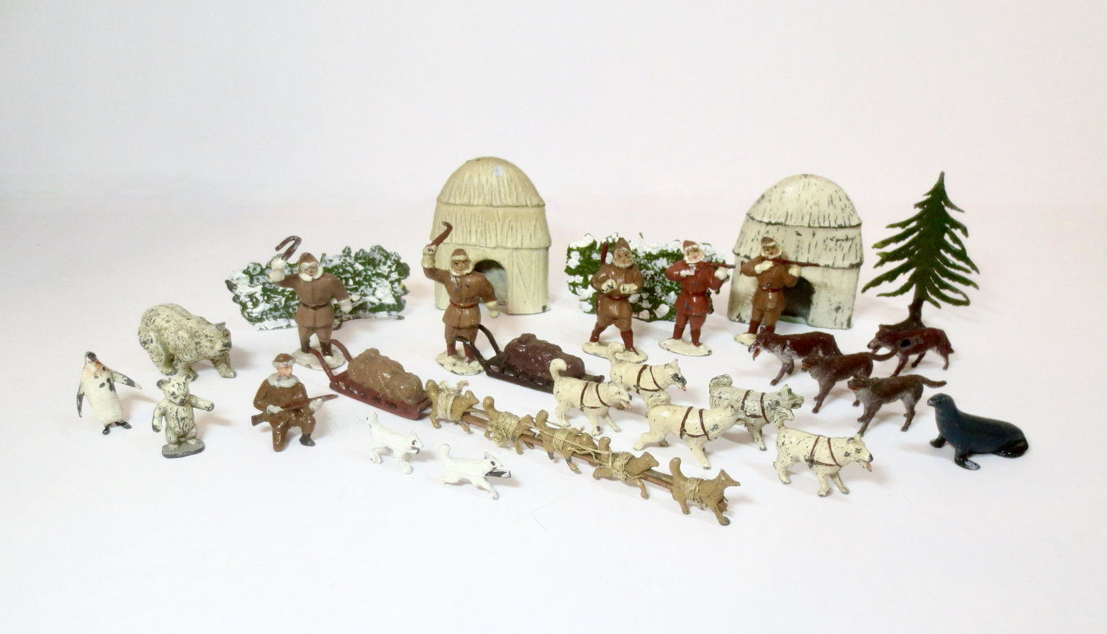 Arctic Expedition Assortment: Includes figures and accessories from Timpo and Taylor & Barrett. 28 pieces. Excellent to very good condition (one broken rifle, and hole in one side of the wolf). Unboxed.