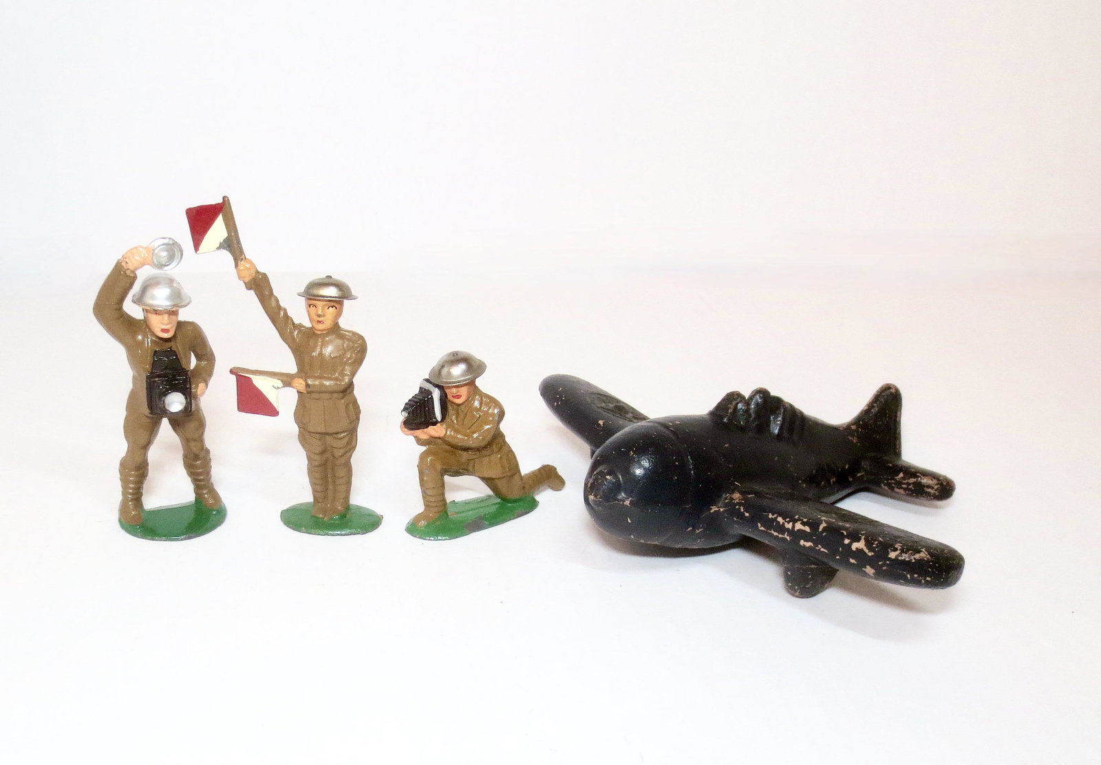 Dimestore Military Selection: Barclay Soldier with Signal Flags and Photographer. Manoil photographer, and unusual composition airplane. 4 pieces. Near mint to very good condition. Unboxed.