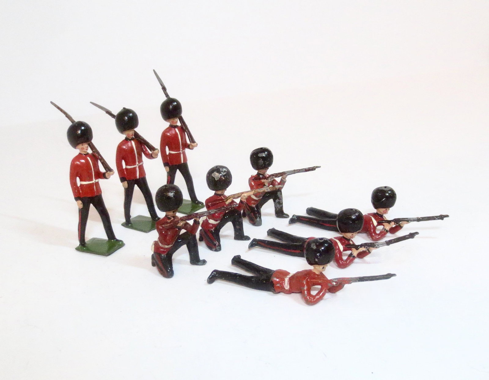 Britains Scots Guards: Post war issue. 9 pieces. Good condition. Mismatched paint. Unboxed.