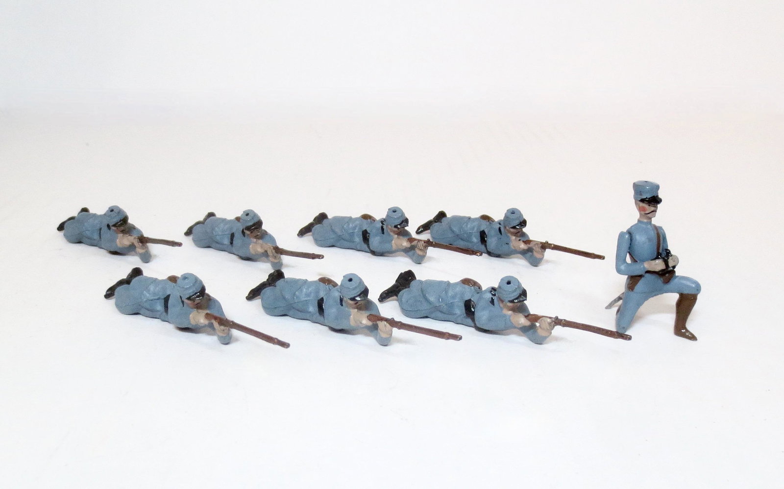 Britains Paris Office Infanterie De Ligne: Pre war issue. Horizon Blue Uniforms. 8 pieces. Near mint condition. Unboxed.