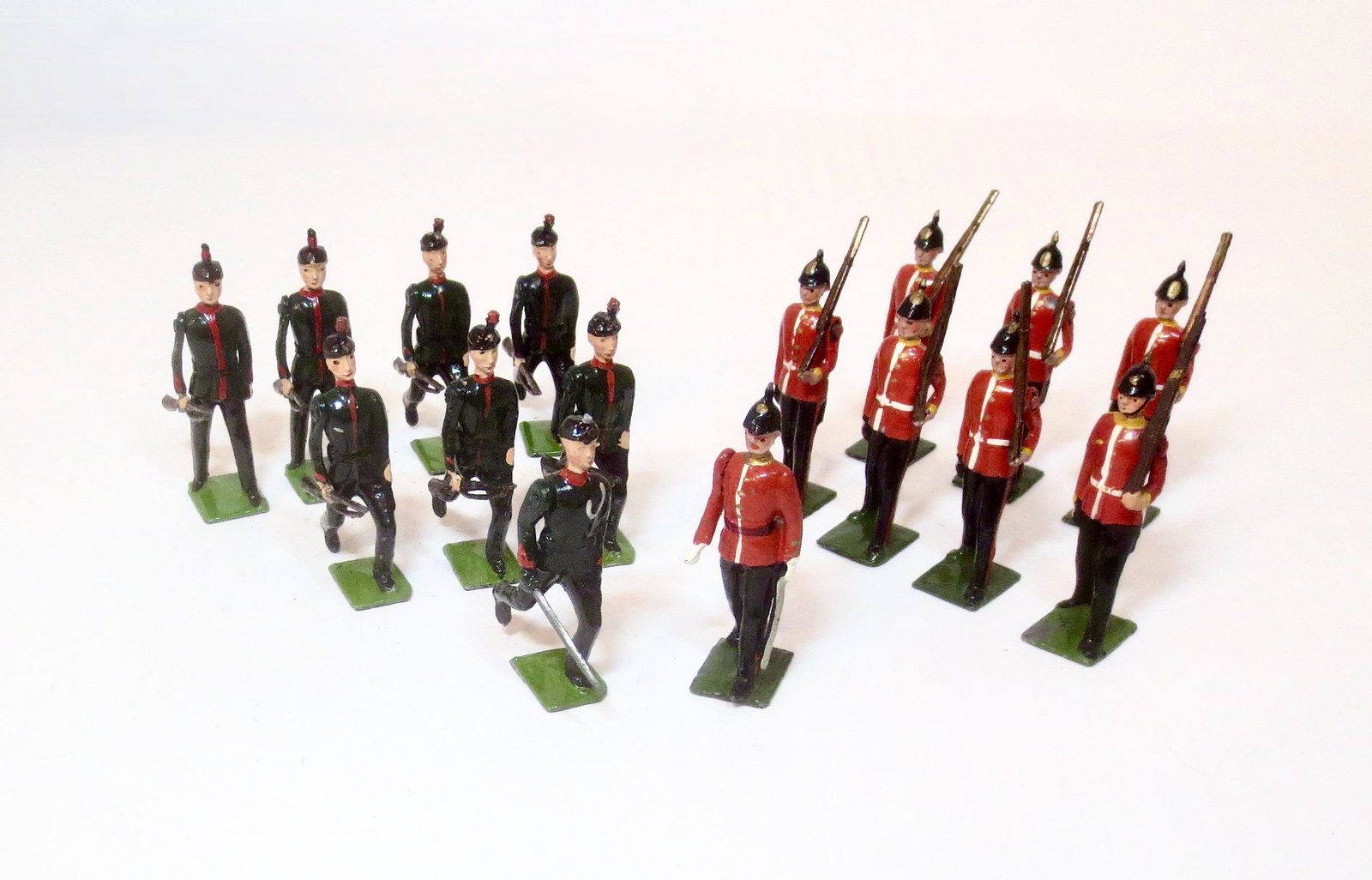 Britains Select Regiments: Post war issue. From #98 King's Royal Rifle Brigade, and #76 Middlesex Regiment. 15 pieces. Excellent overall condition (KRRB officer missing plume). Unboxed