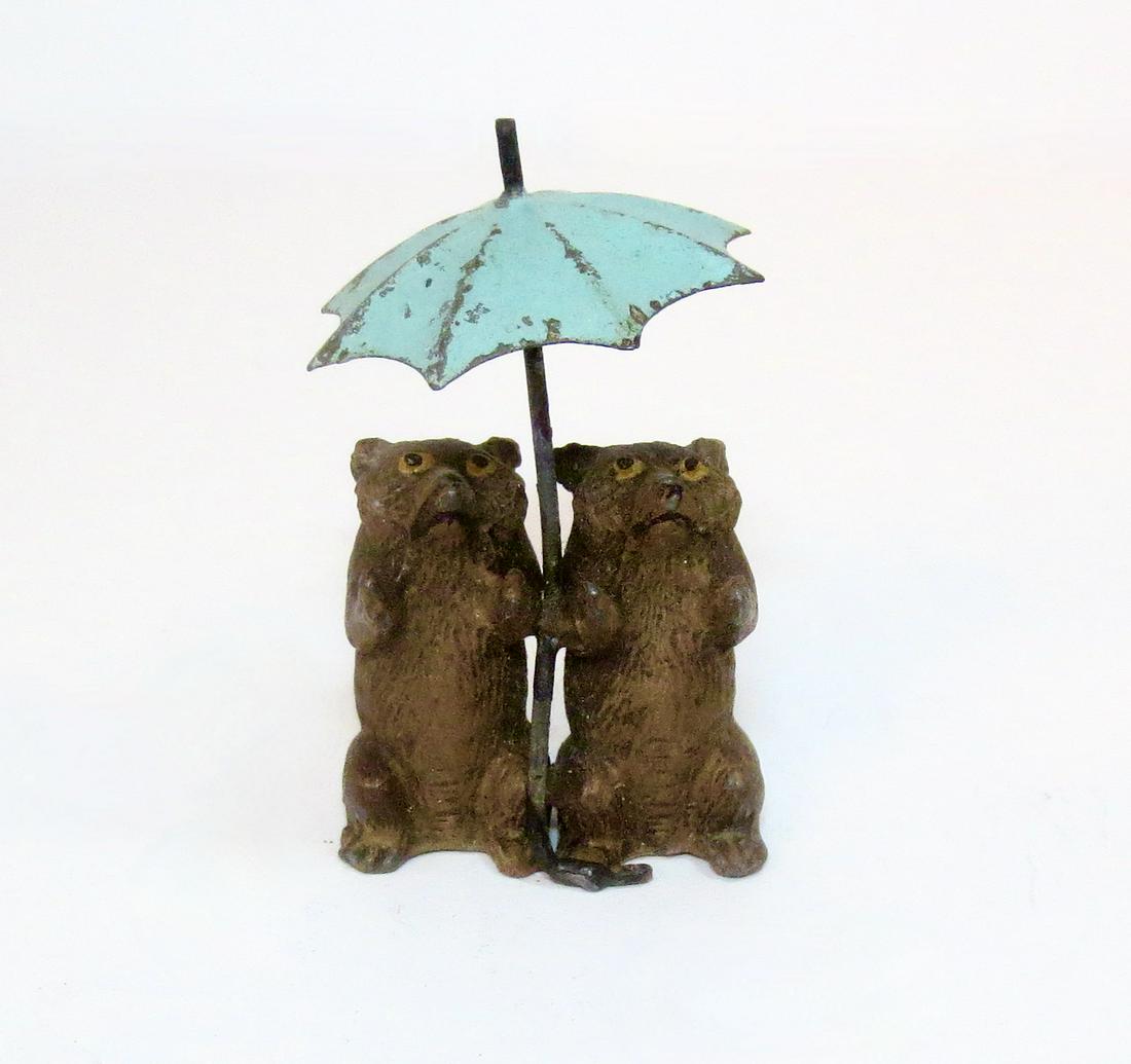 Heyde Rainy Day Bears Under Umbrella: Large scale. Measures 2.5" tall. Excellent condition. Unboxed.