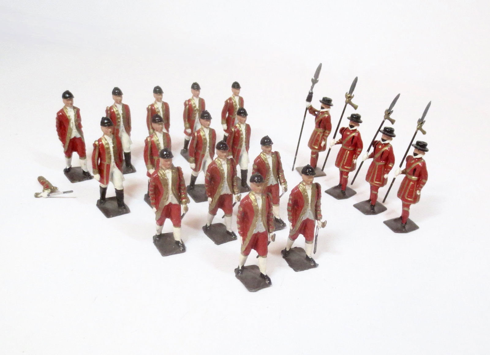 Britains #1475 Guards of the Royal Household: Post war issue. 18 pieces. Near mint to excellent condition (one loose arm, one mismatched base). Unboxed.