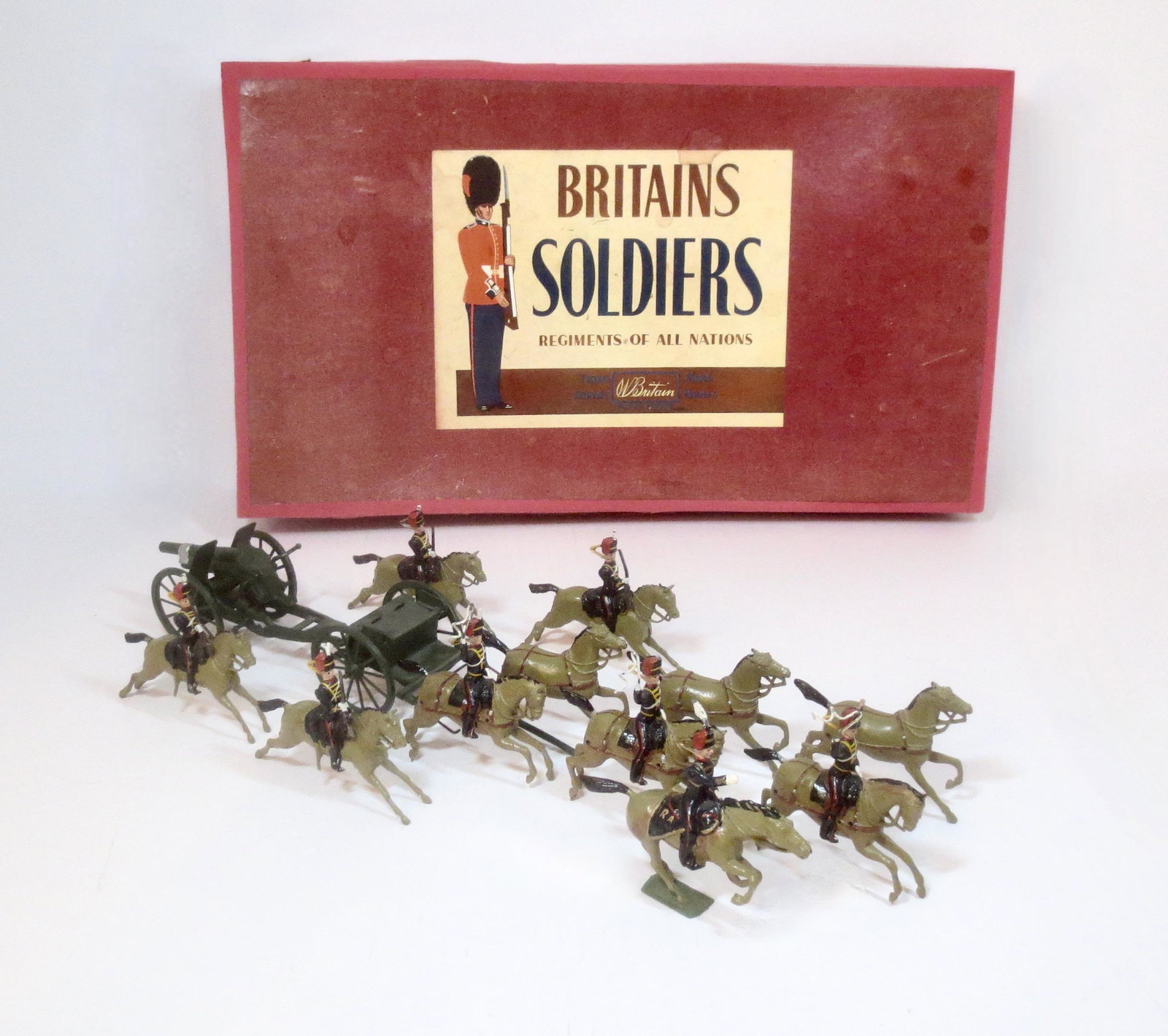 Britains #9419 Royal Horse Artillery: Post war issue, 1960-1966. 13 pieces. Good to fair condition (horses repainted). Box poor (crushed and missing tie card).