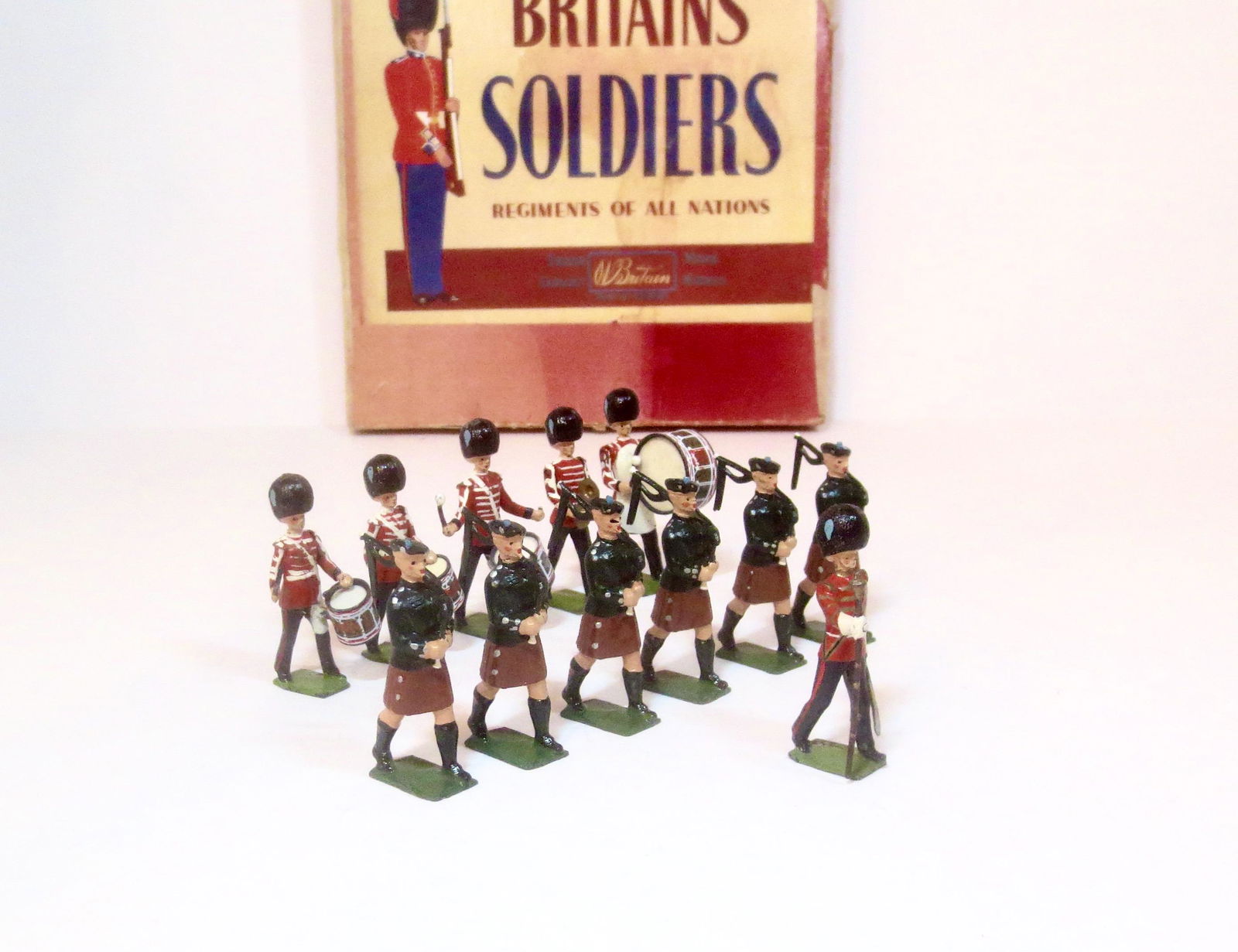 Britains #2096 Pipes & Drums of The Irish Guards (1 of 1)