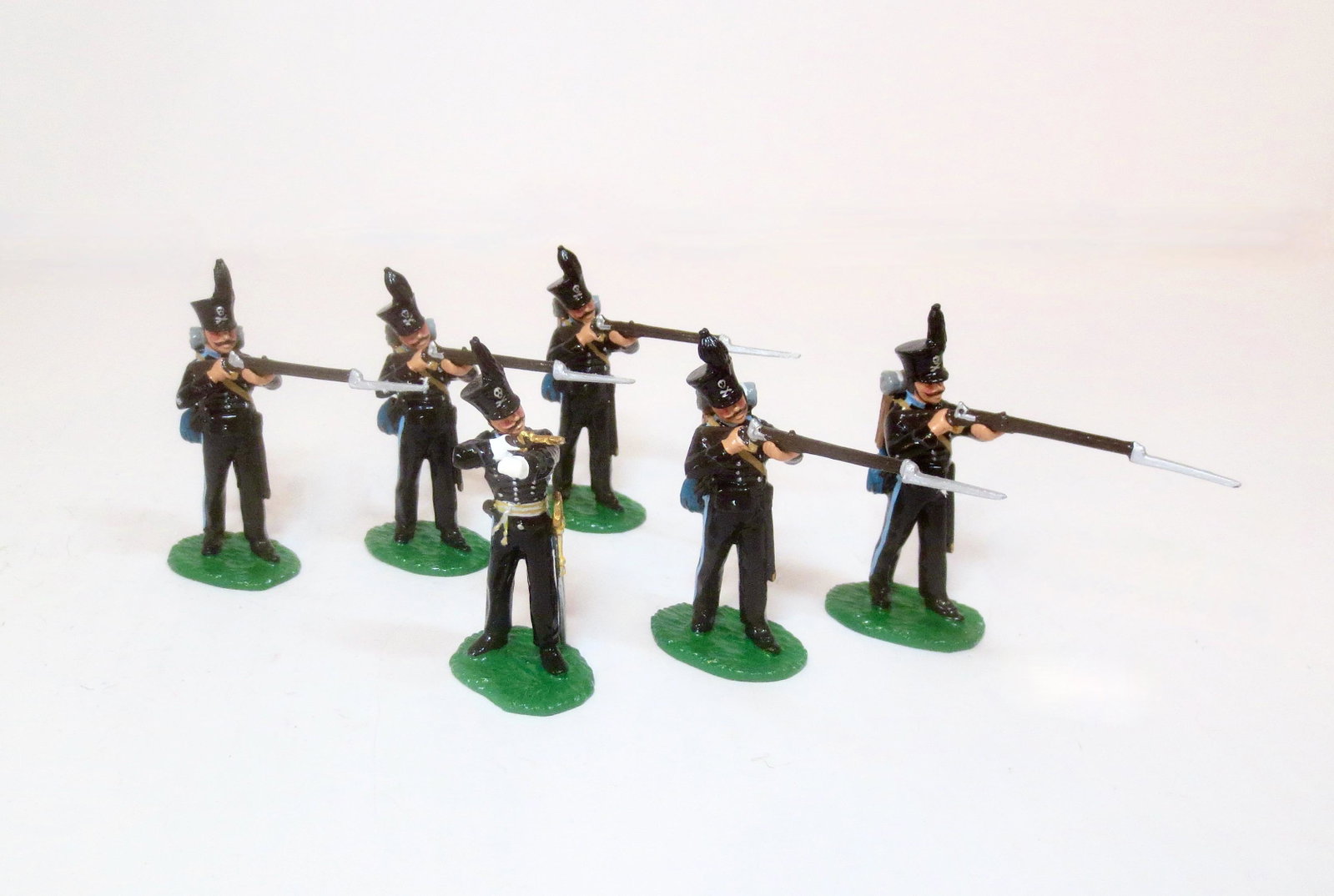 Trophy Miniatures Napoleonic Regiment: With Officer firing pistol. 6 pieces. Near mint condition. Unboxed.