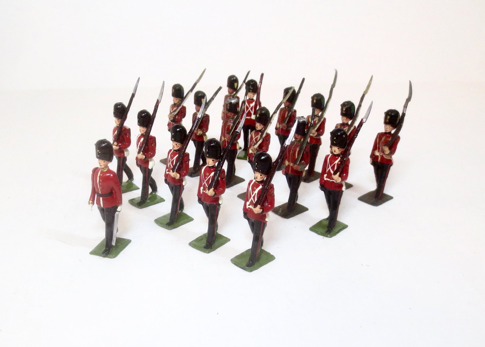 Britains Royal Welch Fusiliers: Post war issue. 18 pieces. Very good to fair condition (six missing bayonets, some repainted faces and other embellishments. Unboxed.