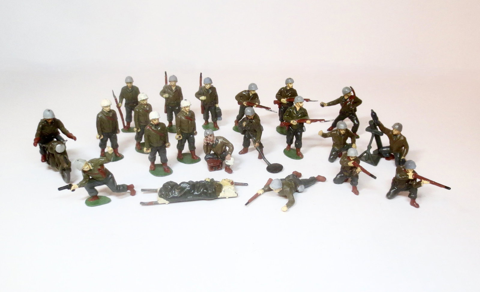 Timpo US General Issue: 22 pieces. Excellent overall condition (one broken handlebar on motorcycle, one broken stretcher pole). Unboxed.