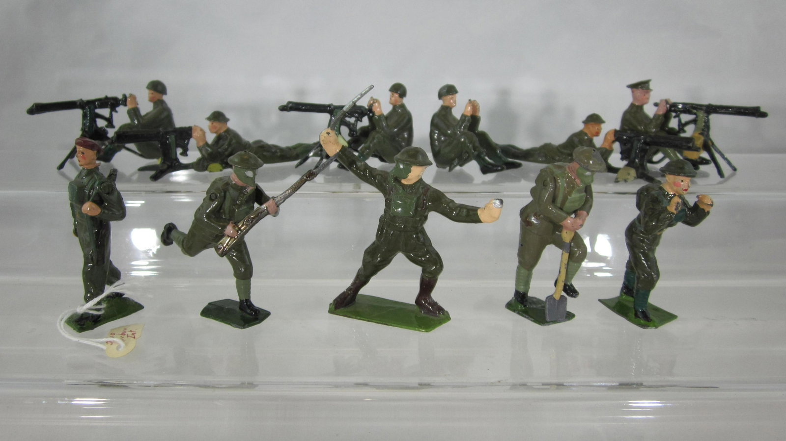 Britains British In Khaki Assortment.: UNBOXED British in battle poses, Officer and man charging, varied machine gunners, scarce trooper digging, equipment operator and #2010 Airborne Infantry. 11 pieces. Condition excellent, missing 1 mac