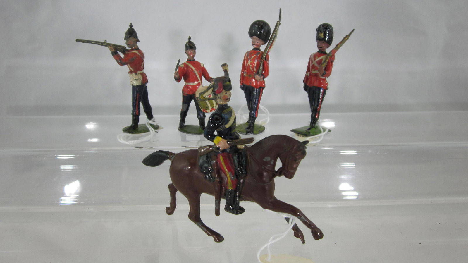 Britains Unboxed Early British Assortment.: Unboxed very early British, 1st version round base #121 Royal West Surrey firing, early paper rondel dated 1901 on round base, #30 Drums and Bugles snare drummer on round base, #75 Dated Scots Guard w