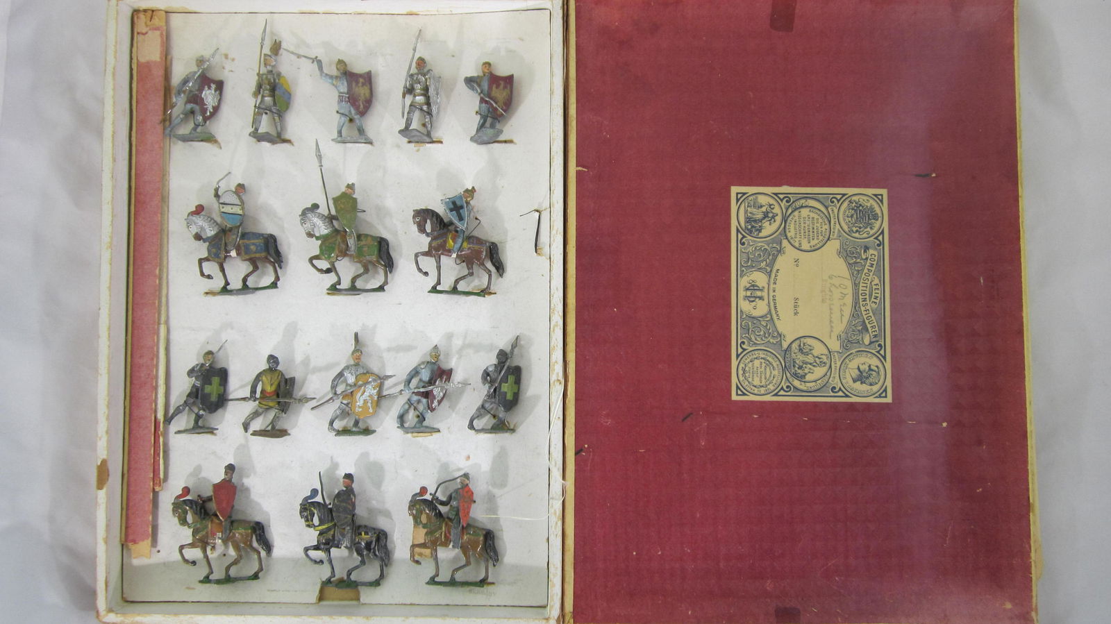 Boxed Heyde Size 2 Knights Mounted And Foot. (1 of 1)