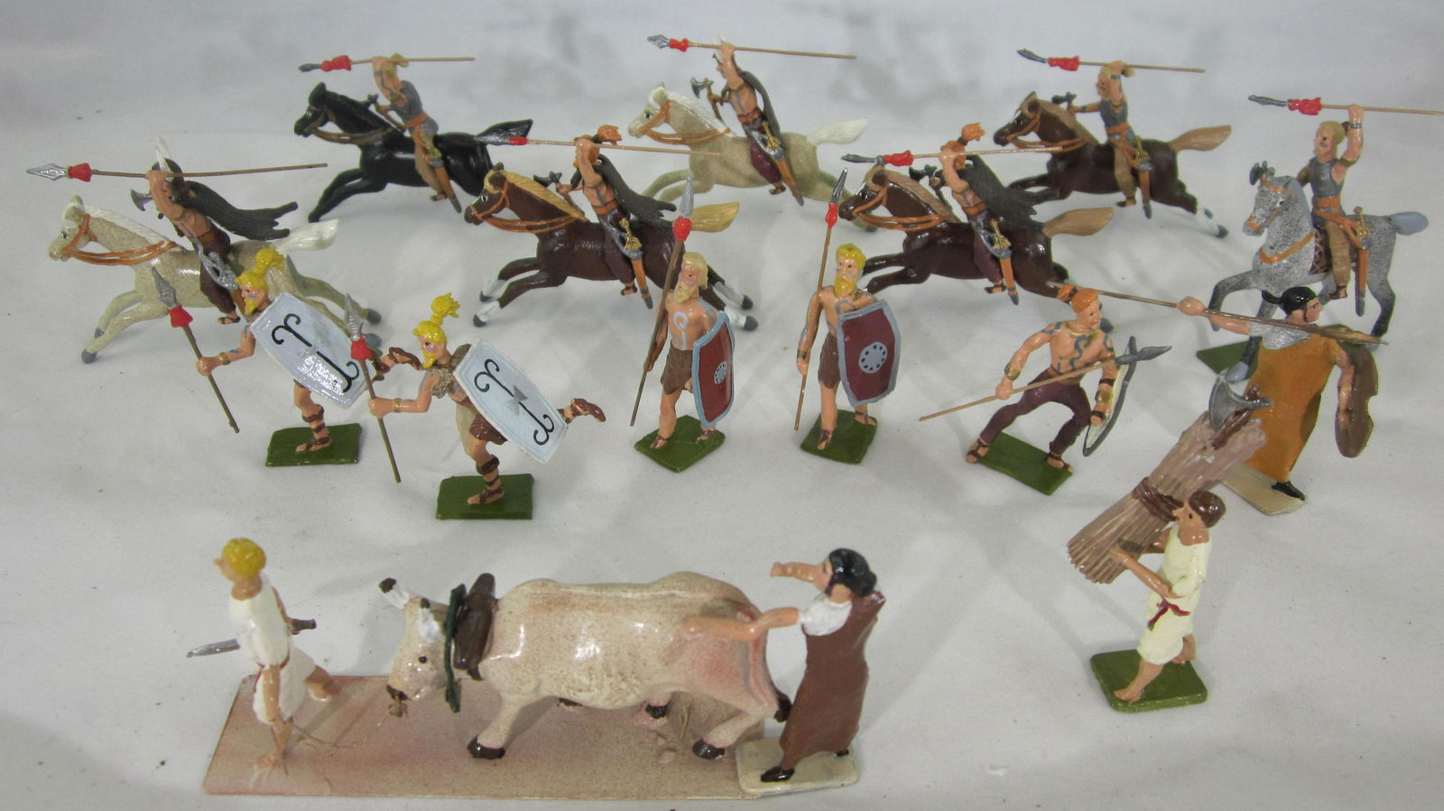 Potsdamer Zinnsoldaten Savage Gauls Attacking. (1 of 1)