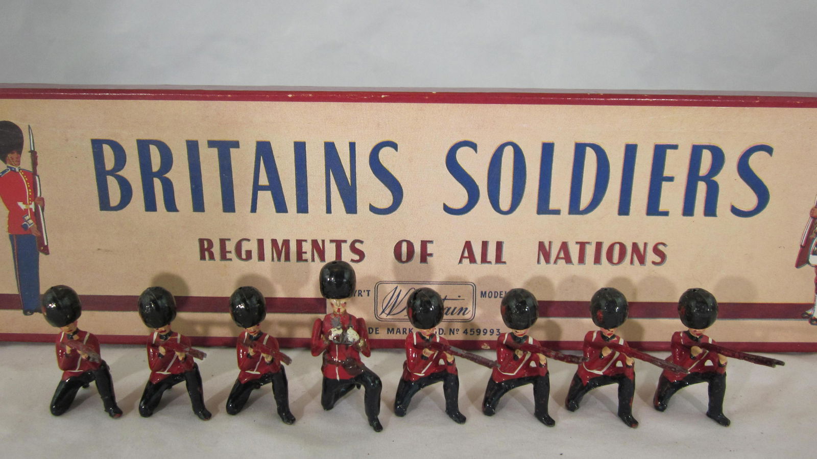 Britains Set #120 Coldstream Guards Kneeling. (1 of 1)