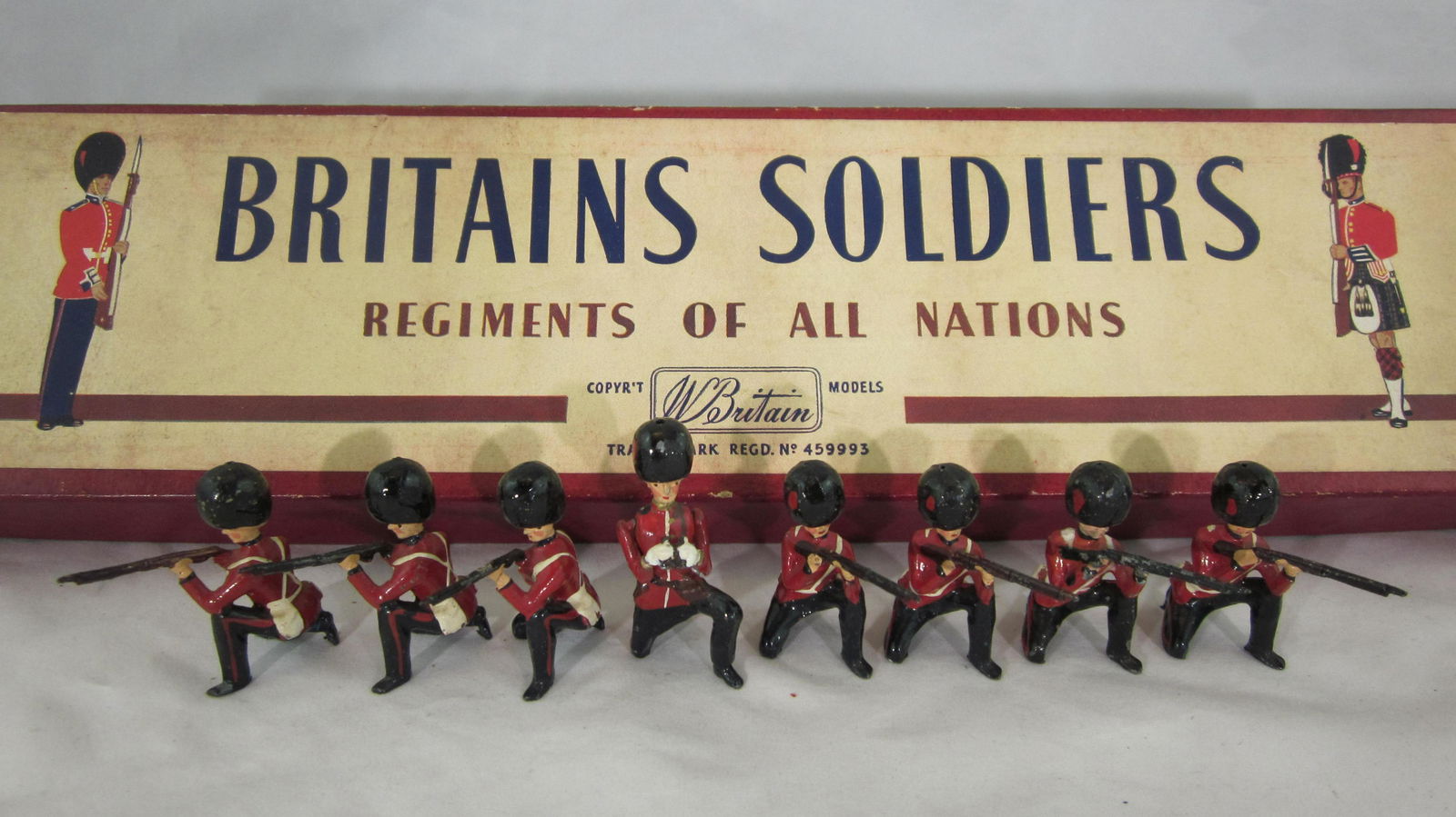Britains Set #120 Coldstream Guards Kneeling. (1 of 1)
