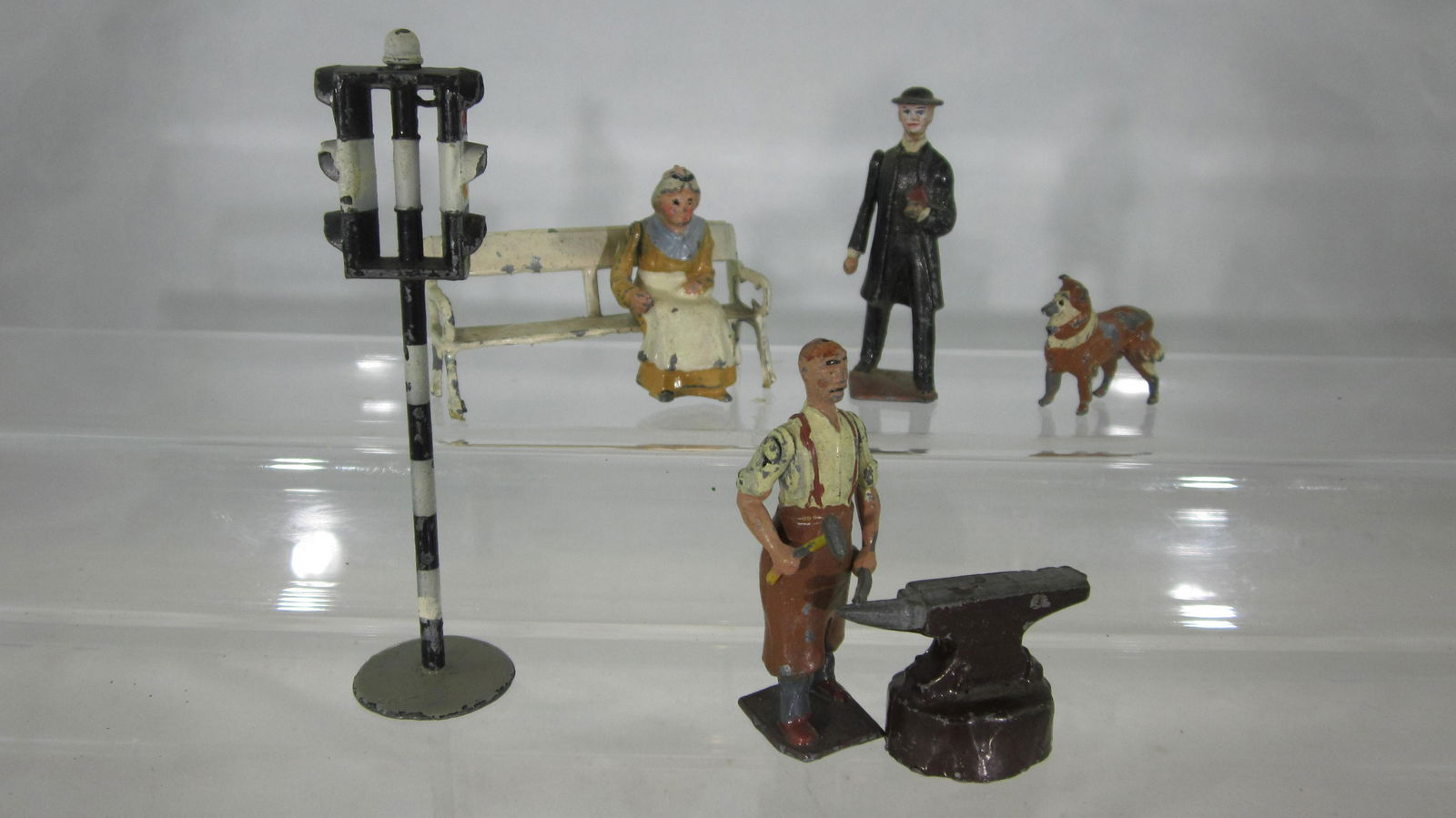 Britains  Farm Folk And Accessories. (1 of 1)