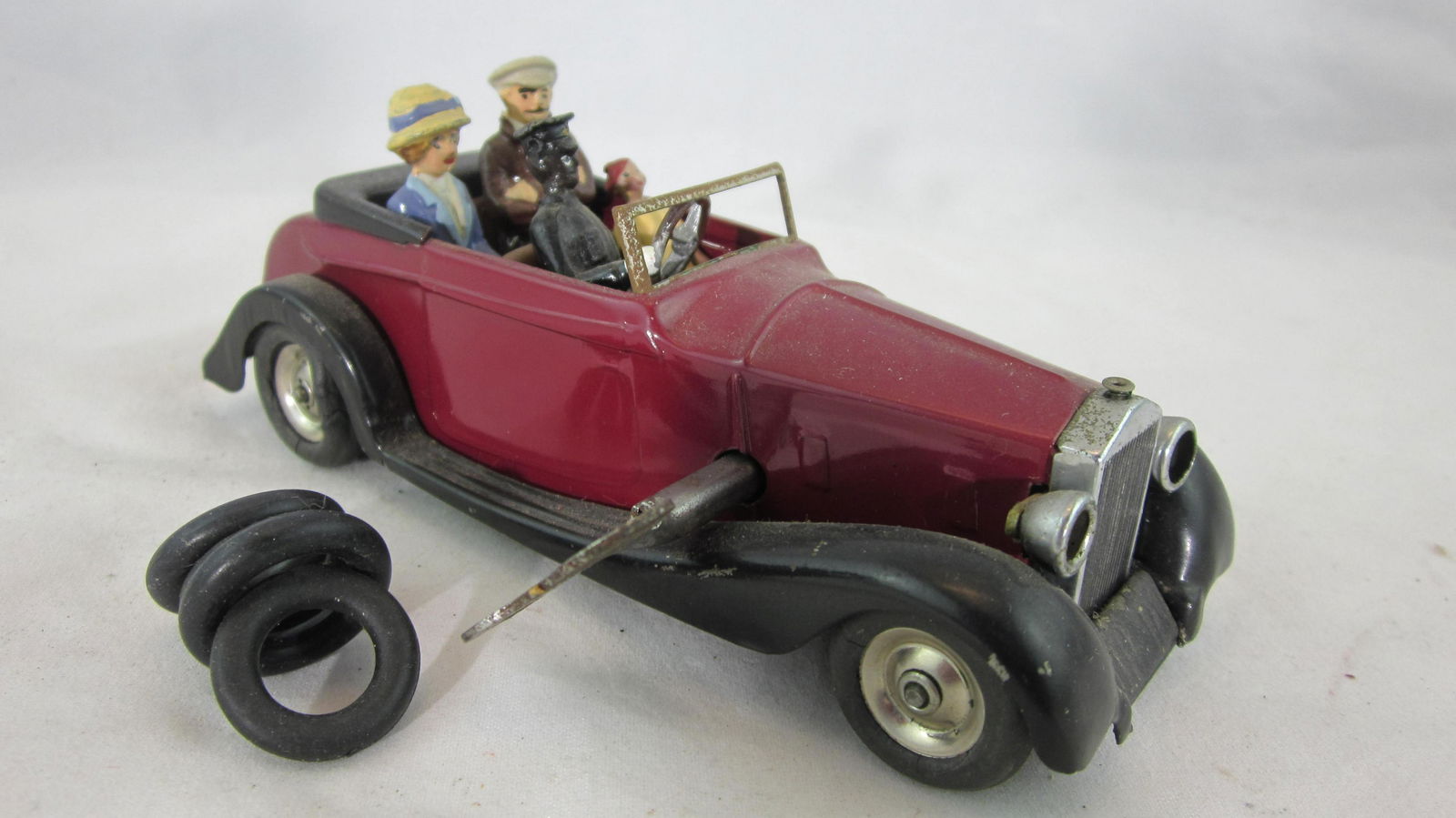 Triang Minic Clockwork Saloon Car With Passengers. (1 of 1)