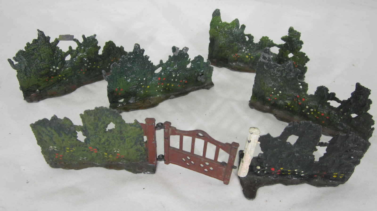 Britains Hedge And Garden Gate.: UNBOXED #549 Hedges and Garden Gate, 4 #452 Hedges (1 still has rare EXPORT TAB). 7 pieces, condition excellent, gateposts mismatched, circa 1950. No box.