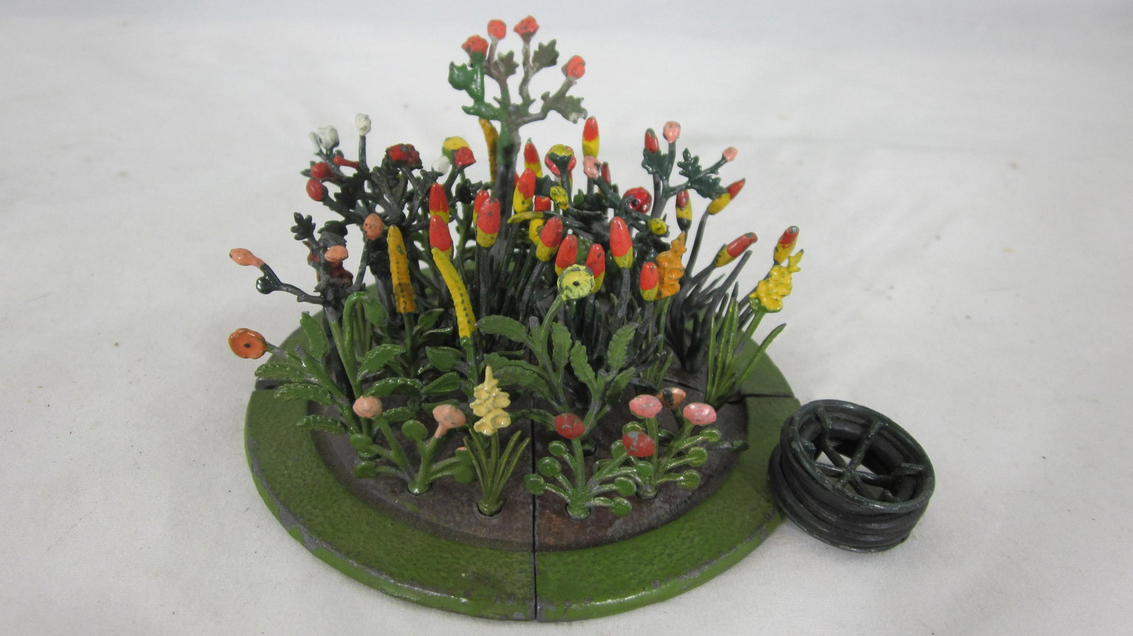 Britains Assorted Flowers In Round And Hose.: UNBOXED Garden Series MG02 circular Flower Bed plus 28 various flowers, all original pieces to fill the beds. Also included is hose reel with rubber hose (should be string but this looks much better).
