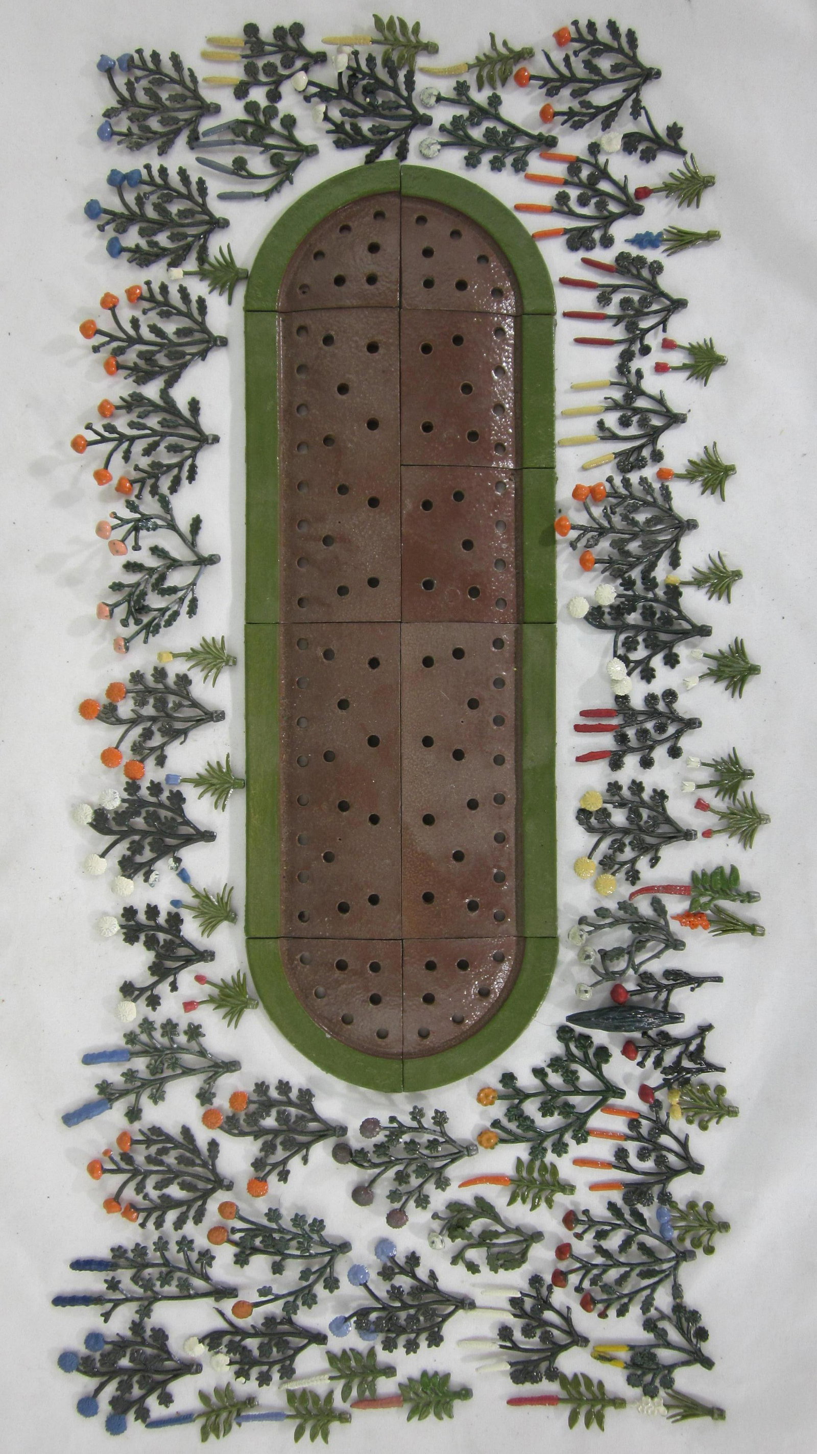 Britains Assorted Flower Beds And Blooms.: UNBOXED 9 flower beds with 63 flowers (41 original, 22 are recasts). All 9 beds are recast as well. Total 72 pieces, condition very good-excellent, 5 flowers have broken stems but some parts are prese