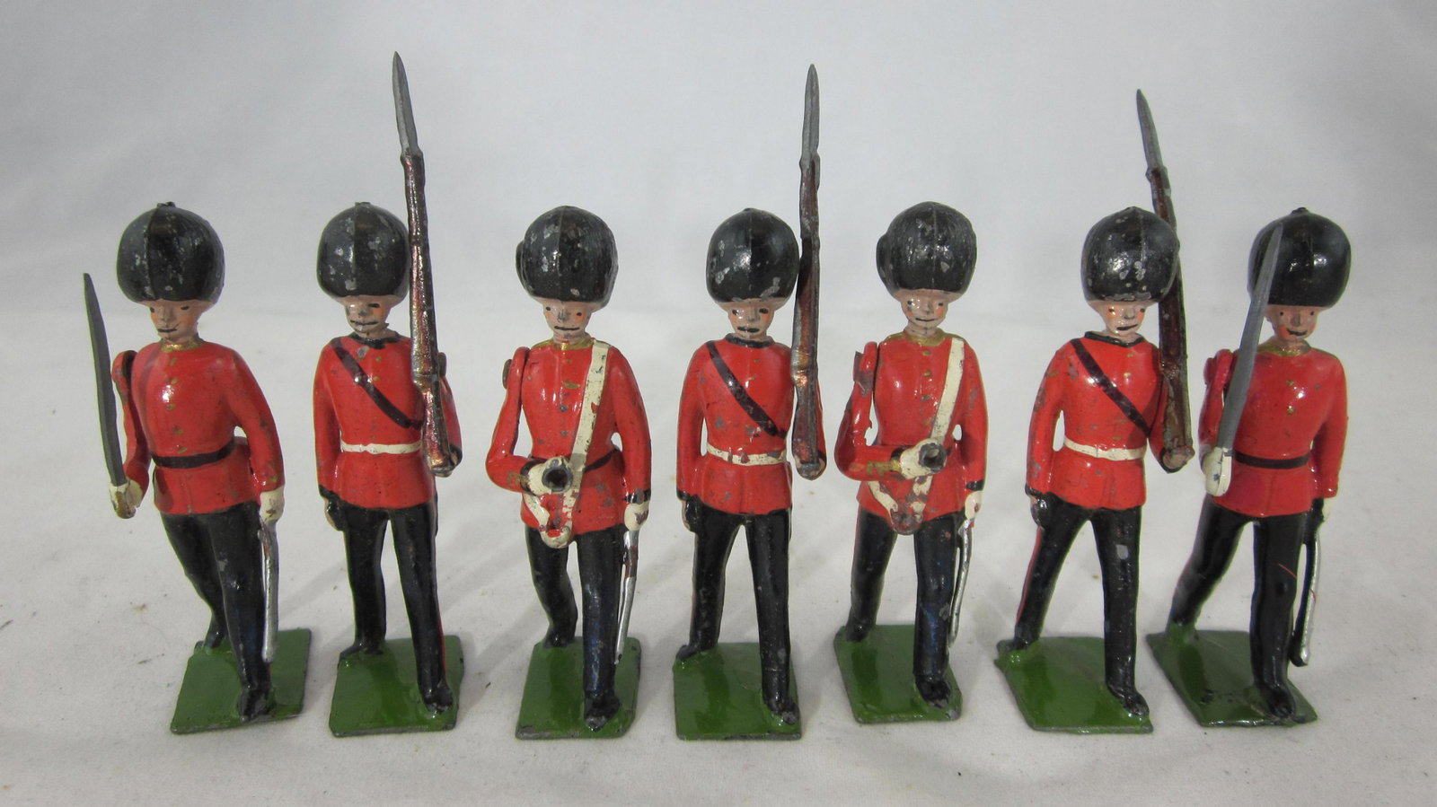 Britains Set #460 Scots Guards Color Party.: UNBOXED Scots Guards Color Party, only offered 1936-1941. 7 pieces, condition very good-excellent, alas no tin flags. No box.