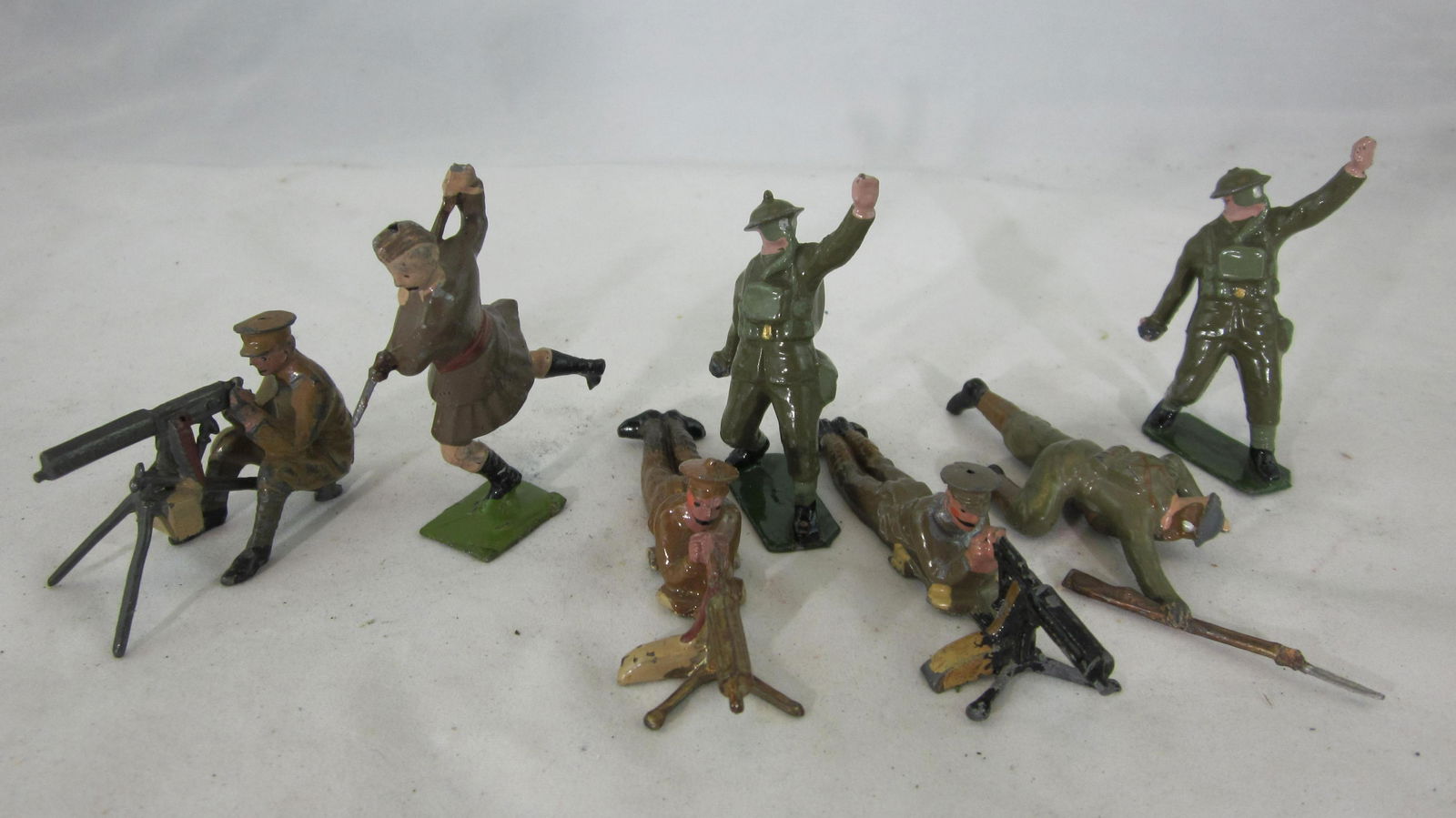 Britains British Khaki Troops Assortment.: UNBOXED 2 lying machine gunners, sitting gunner with Maxim gun, early crawling in gasmask with grey helmet, and more. 7 pieces, condition very good-excellent, Maxim Gun trigger assembly missing and ma