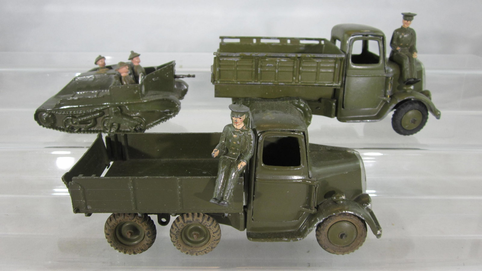 Britains Transport Vehicle Assortment.: UNBOXED #1335 6 Wheel Tipper Lorry with driver, #1433 Caterpillar Lorry with driver and #1876 Bren Gun Carrier with 3 crew. 8 pieces, condition very good, circa 1950s, Caterpillar lorry no tin cover a